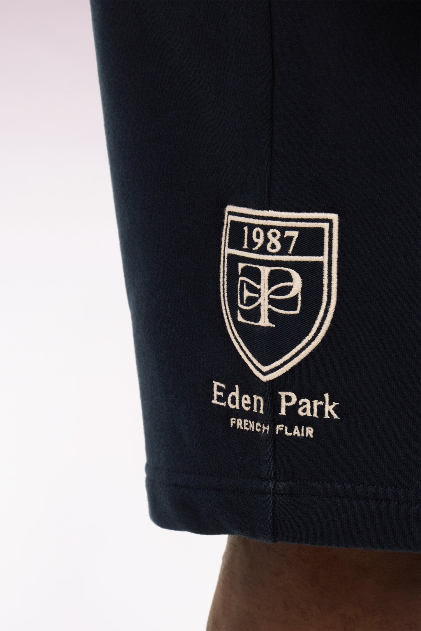 Short en molleton coton marine écusson brodé