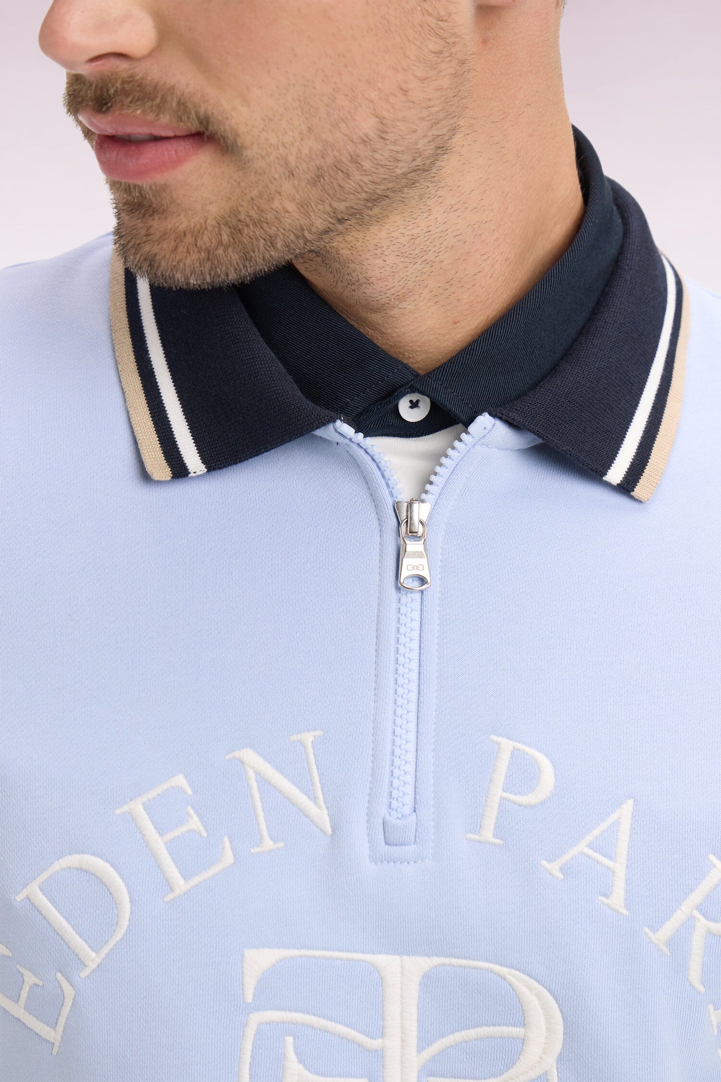 Regular fit light blue embroidered zip-neck sweatshirt