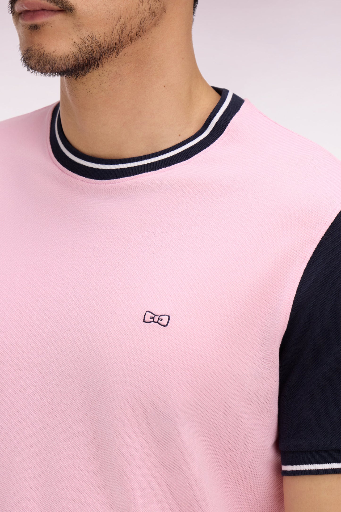 T-shirt à manches courtes en coton rose bicolore brodé coupe regular