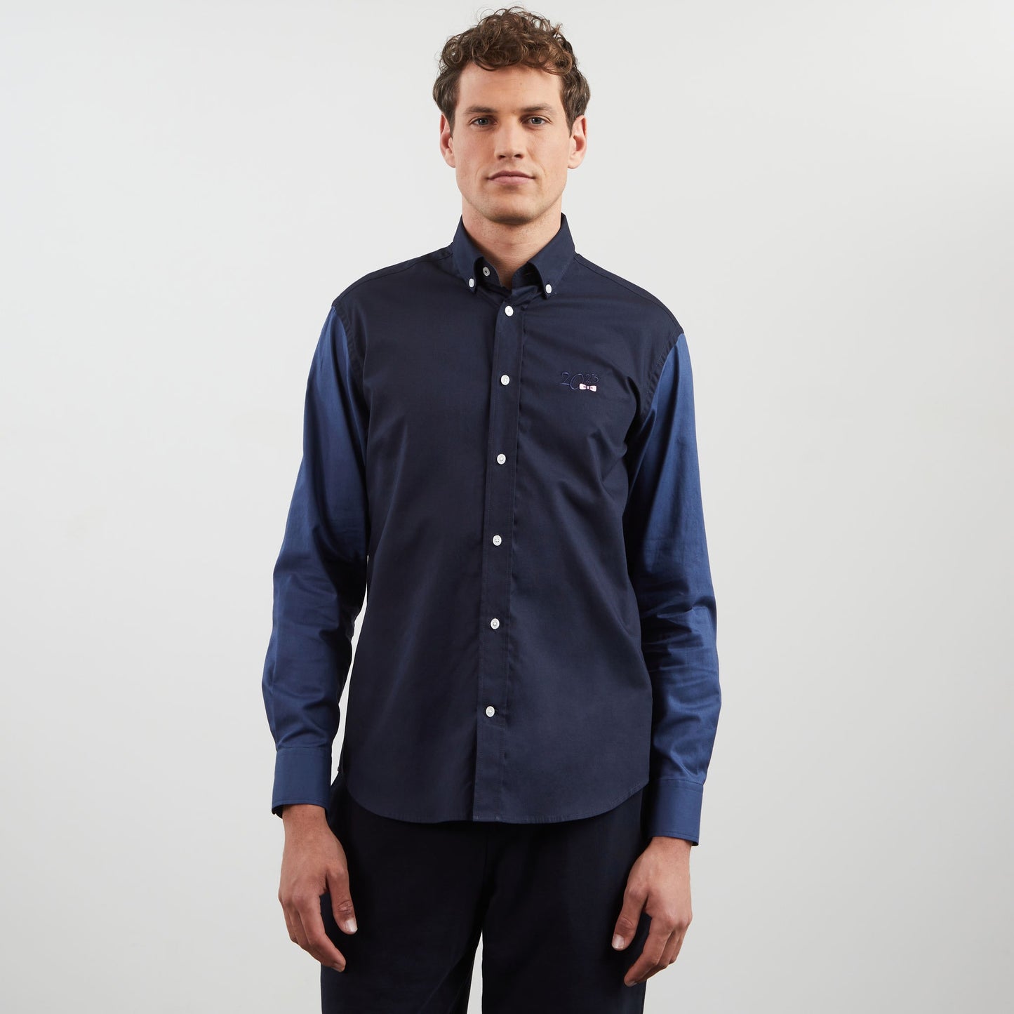Chemise bleue colorblock avec broderies au dos