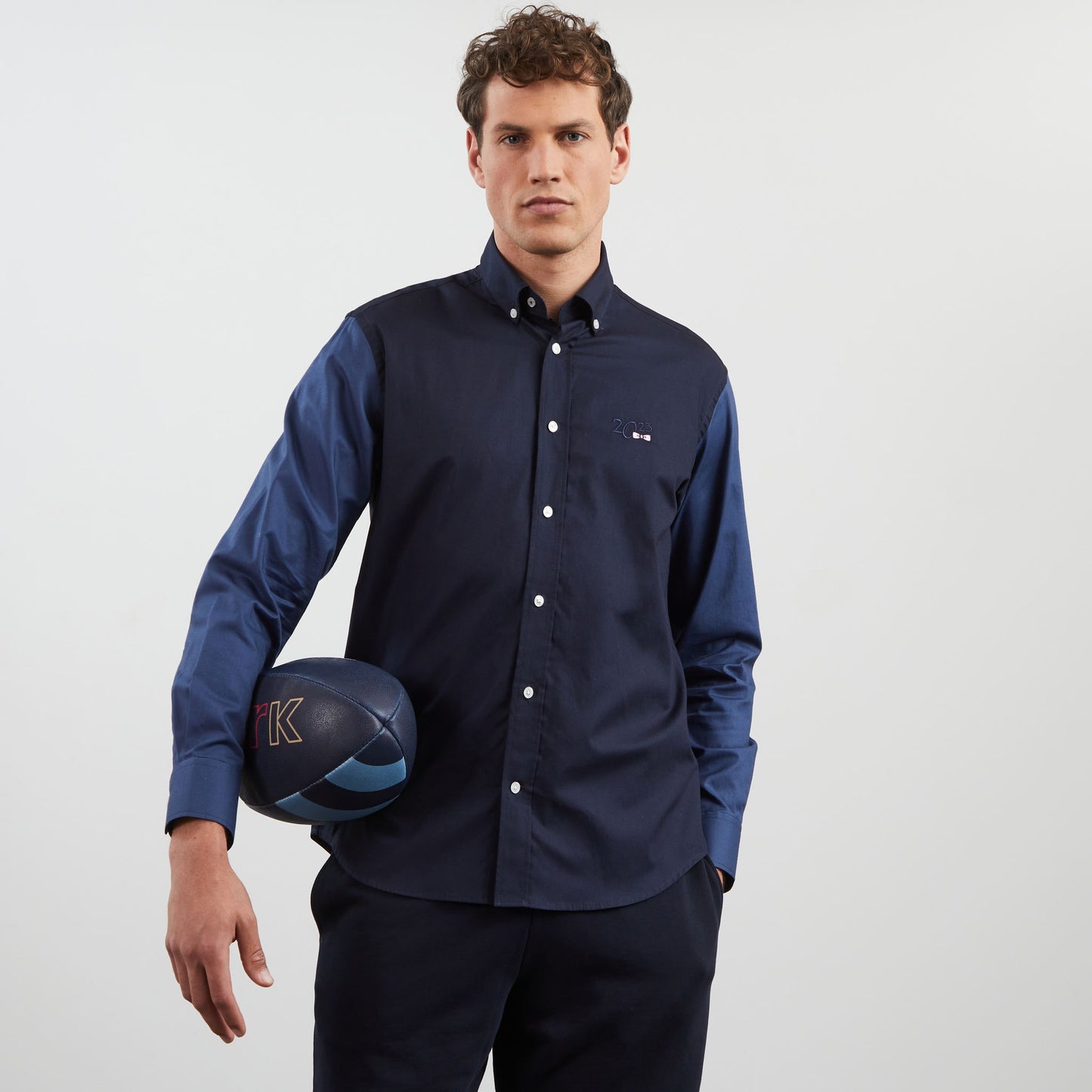 Chemise bleue colorblock avec broderies au dos