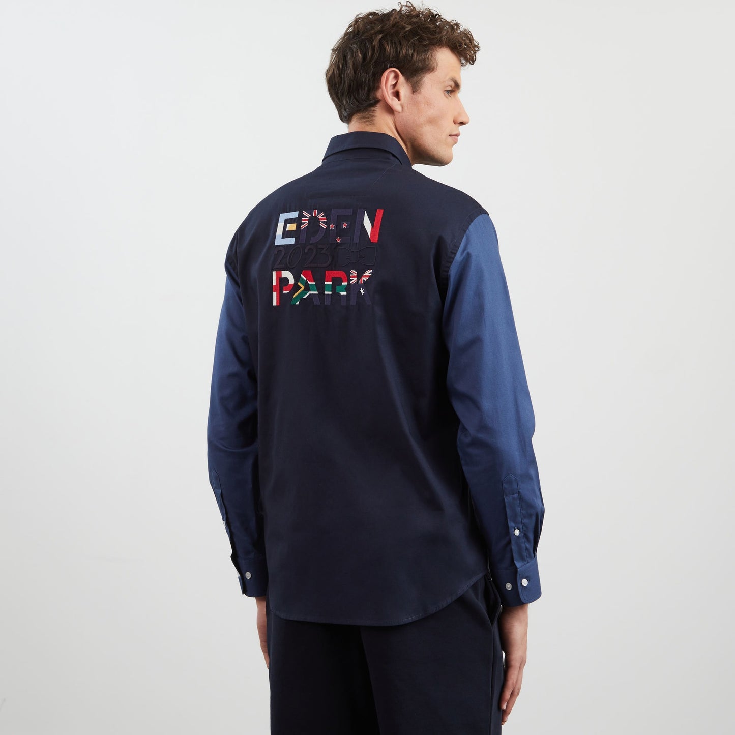 Chemise bleue colorblock avec broderies au dos