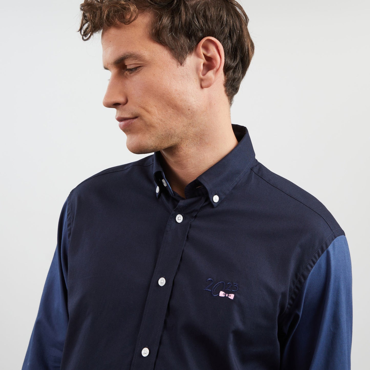 Chemise bleue colorblock avec broderies au dos