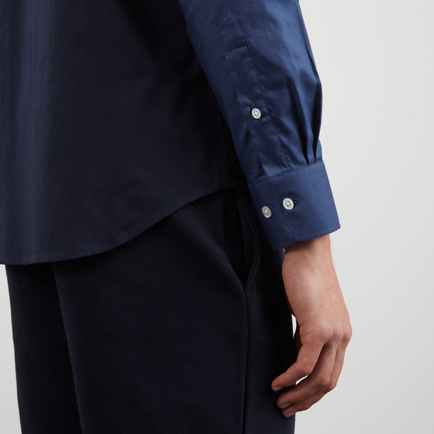 Chemise bleue colorblock avec broderies au dos
