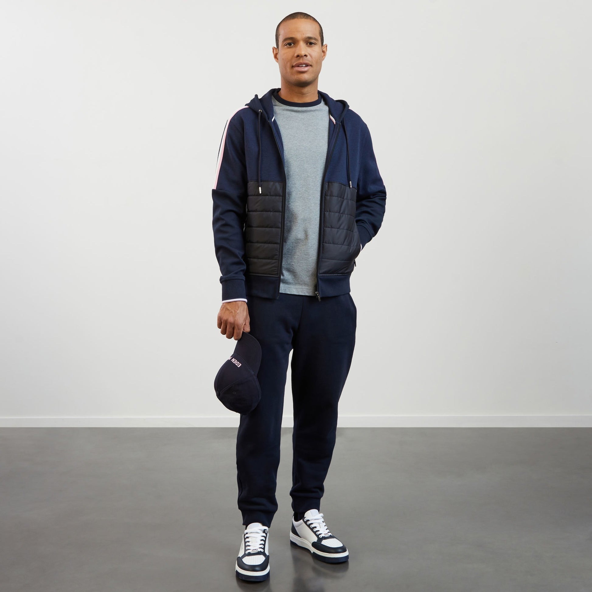 Sweat bleu foncé bimatière à détails tricolores