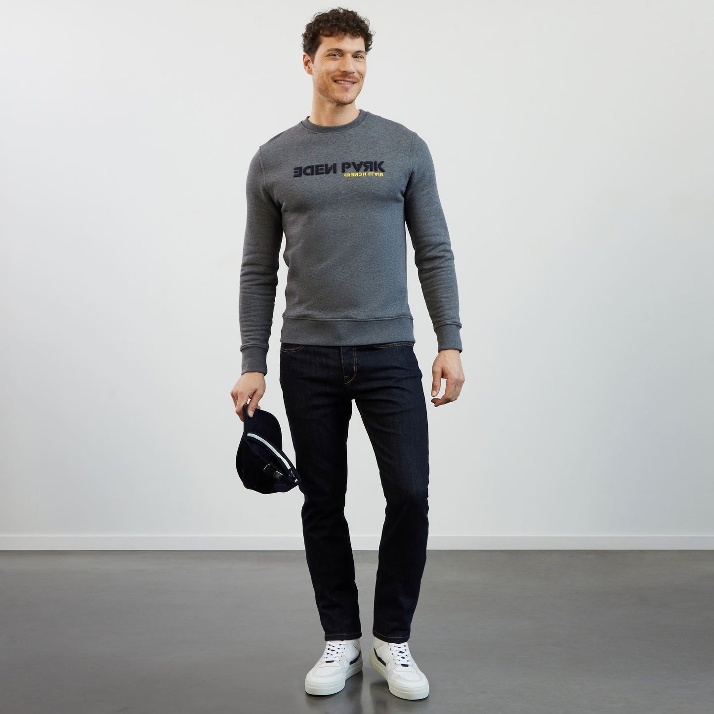 Grey round-neck sweatshirt