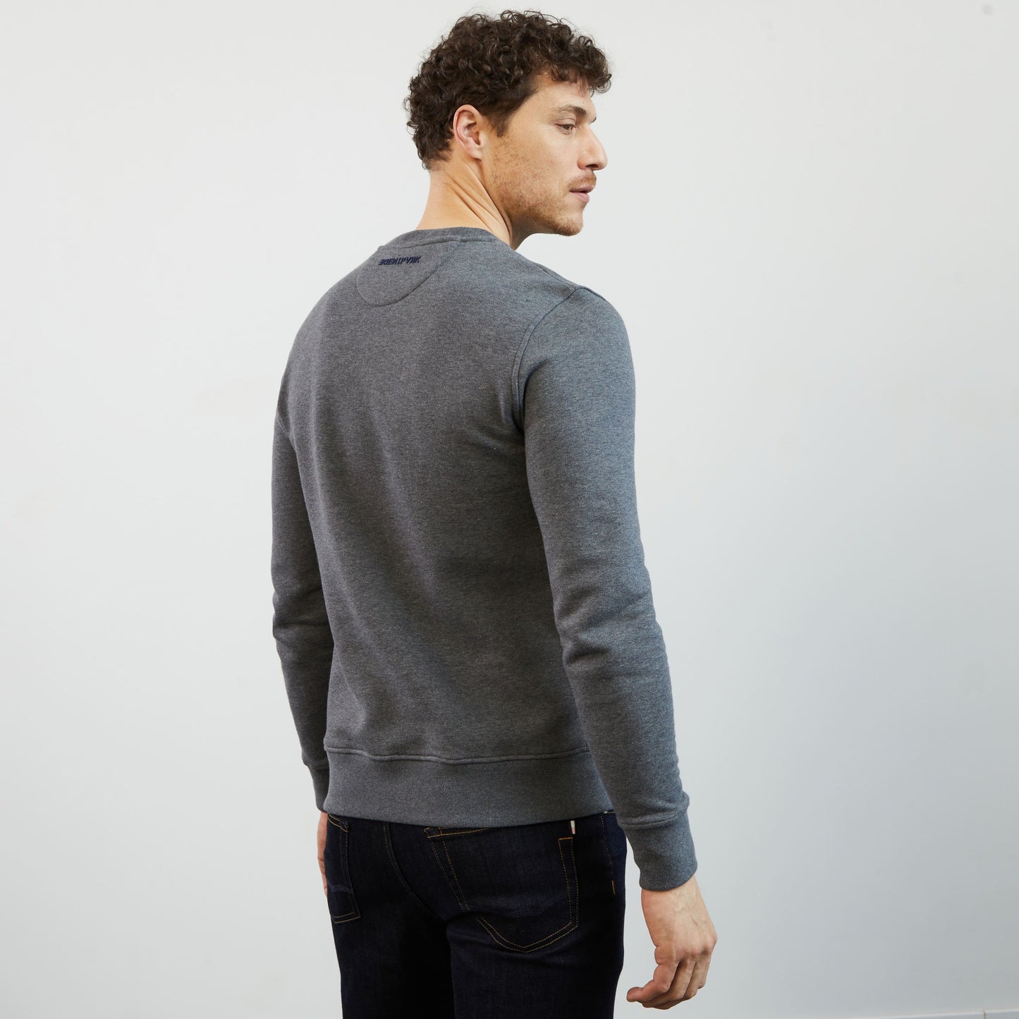 Grey round-neck sweatshirt