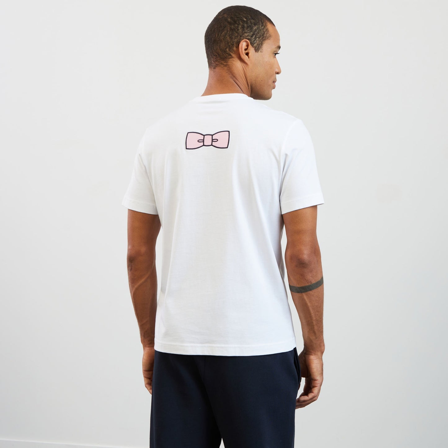 T-shirt blanc à broderie nœud dos