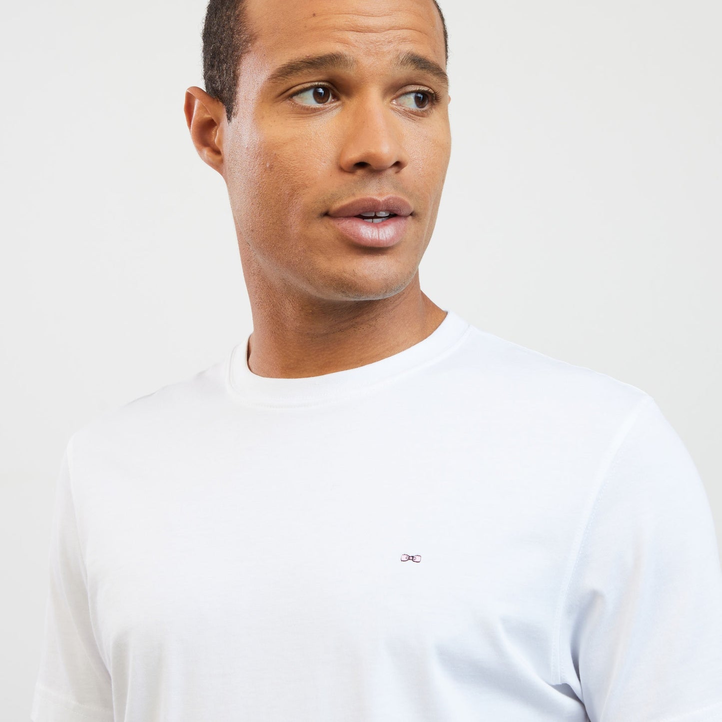 T-shirt blanc à broderie nœud dos