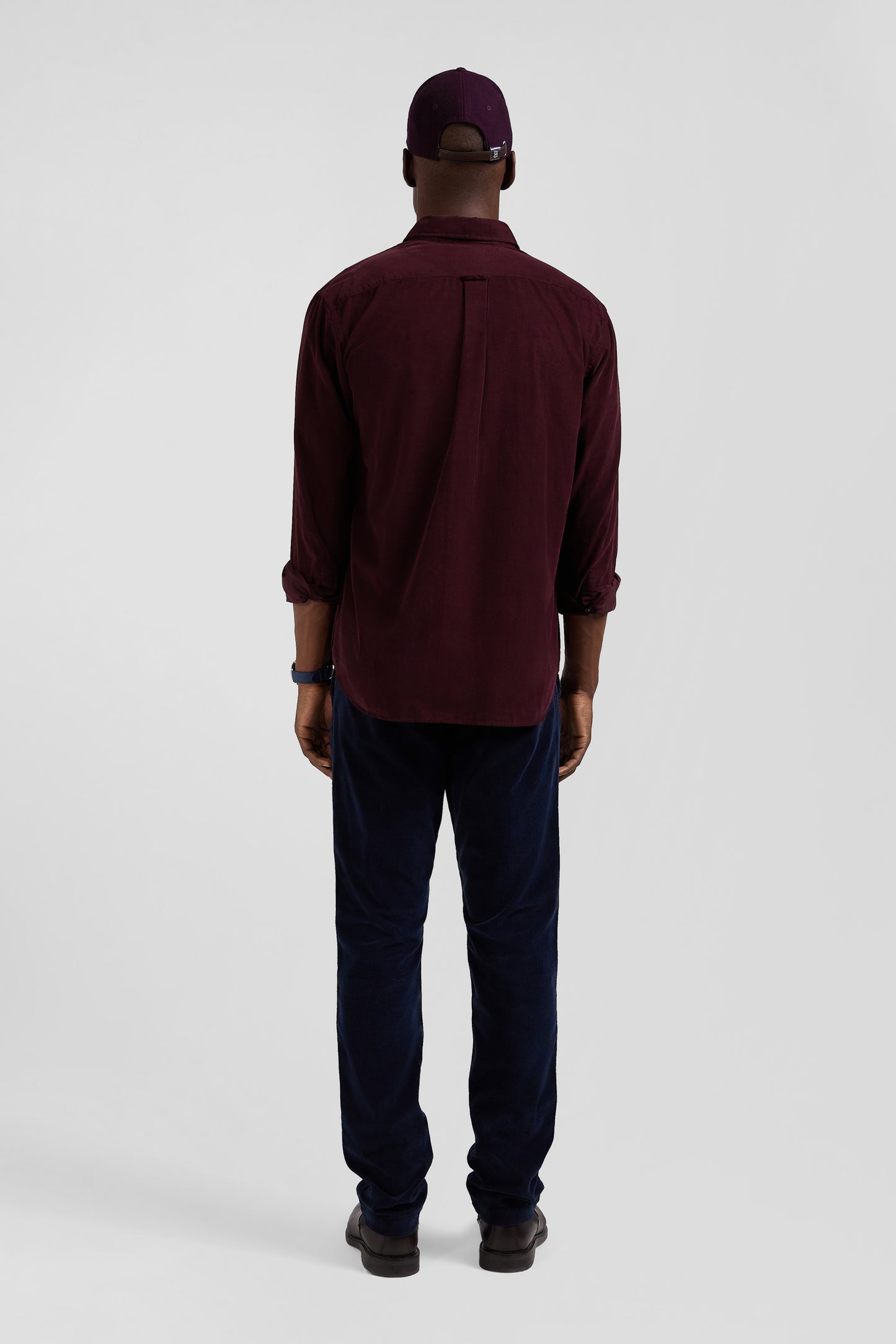 Regular plain burgundy cotton shirt with button-down collar and chest pocket