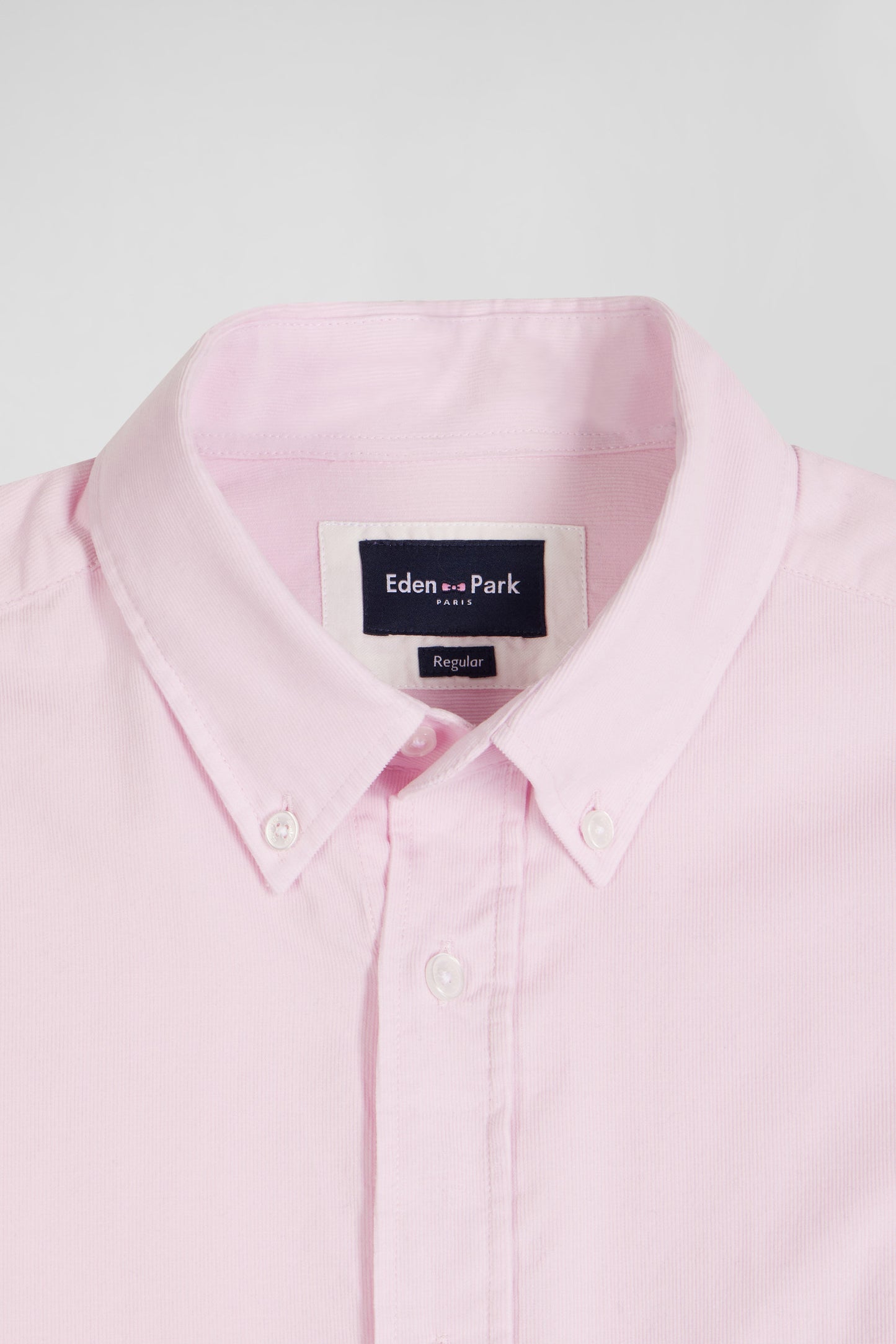 Chemise en velours côtelé uni rose col boutonné et poche poitrine coupe Regular