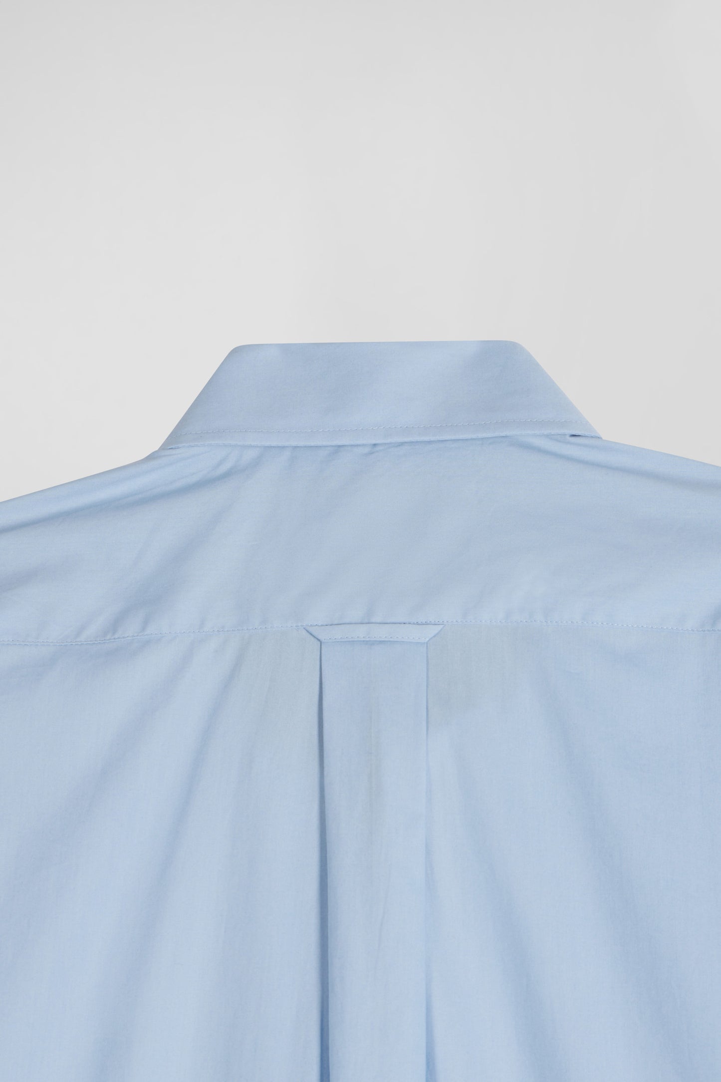 Regular sky blue cotton poplin shirt with button-down collar and printed elbow patches