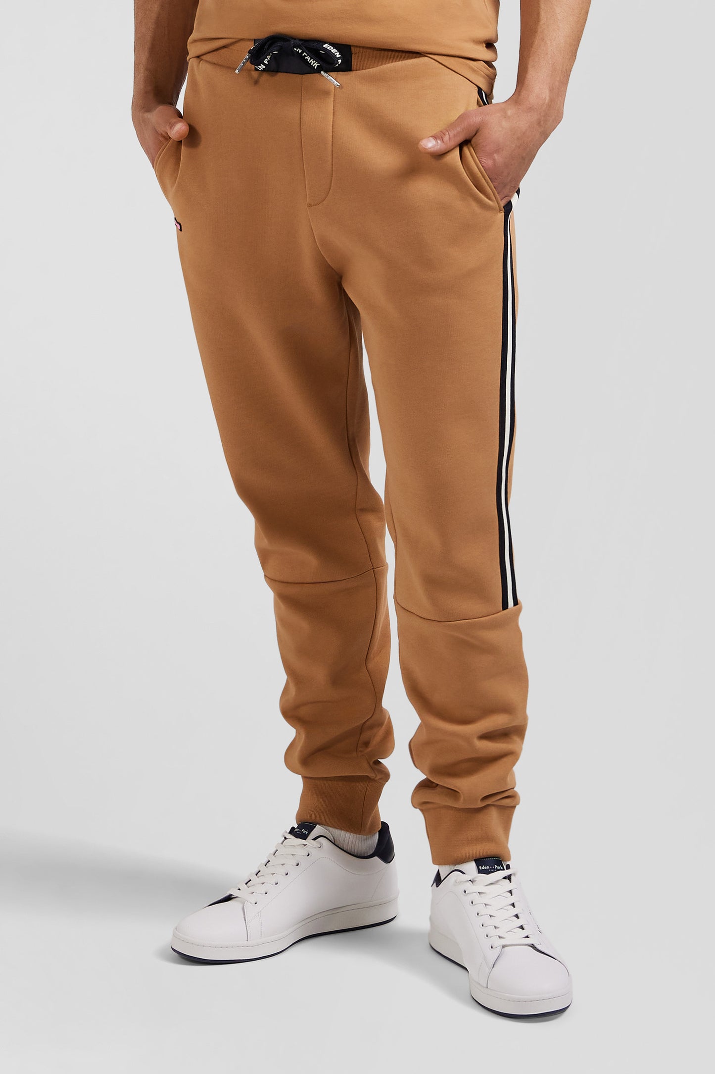 Pantalon jogging en coton mélangé camel galon rayé coupe Regular