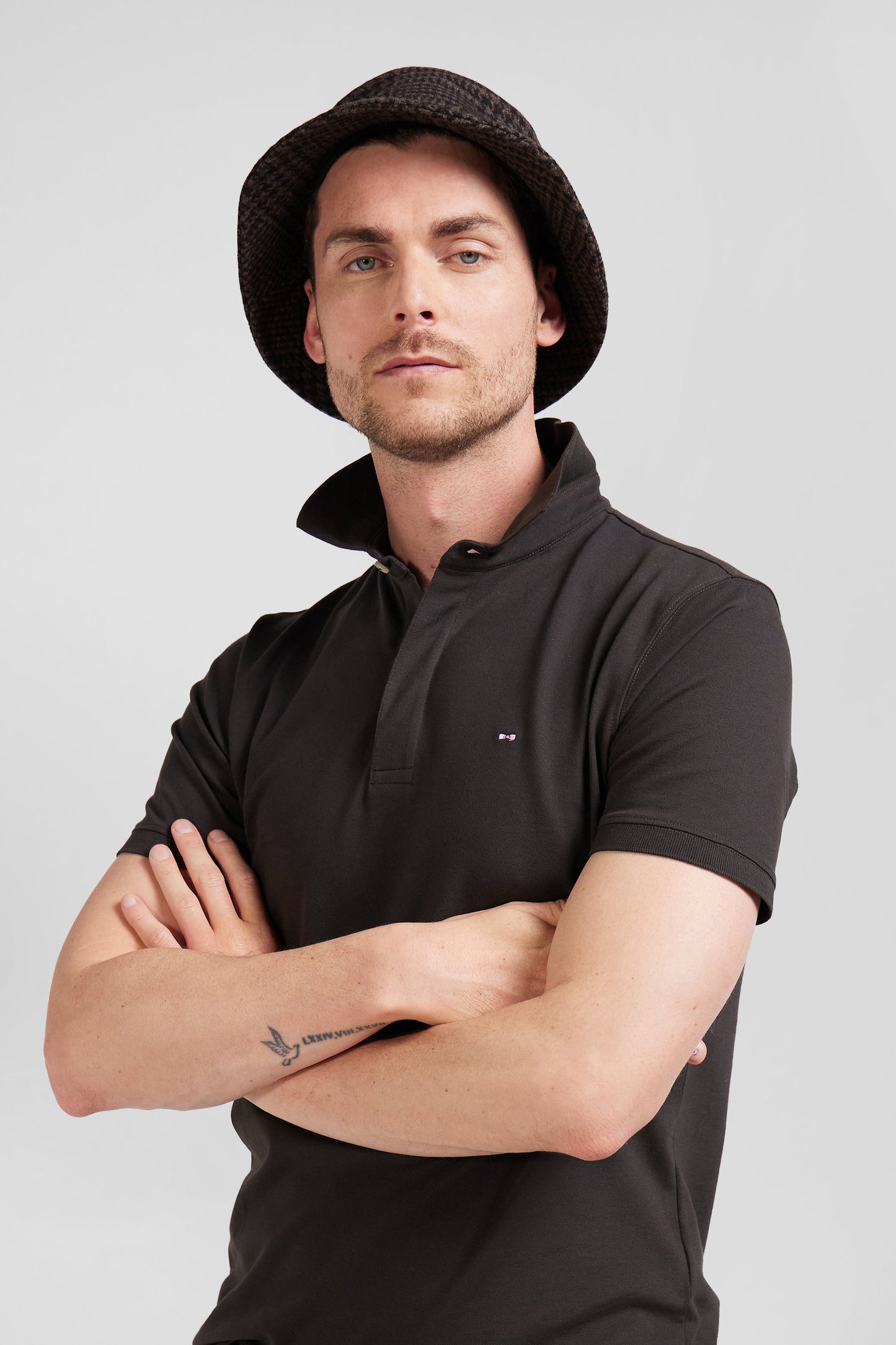Slim brown short-sleeved cotton piqué polo shirt