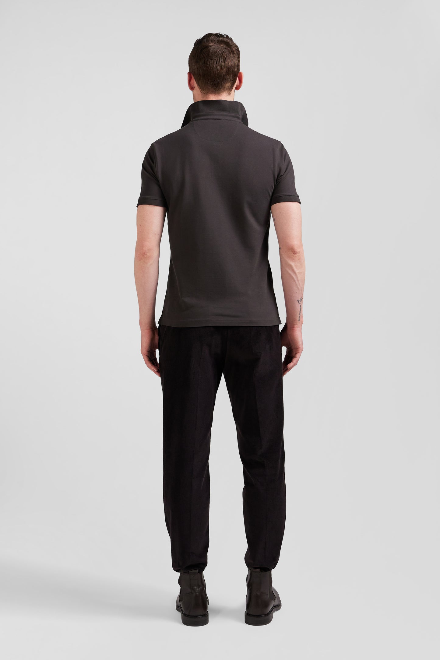 Slim brown short-sleeved cotton piqué polo shirt