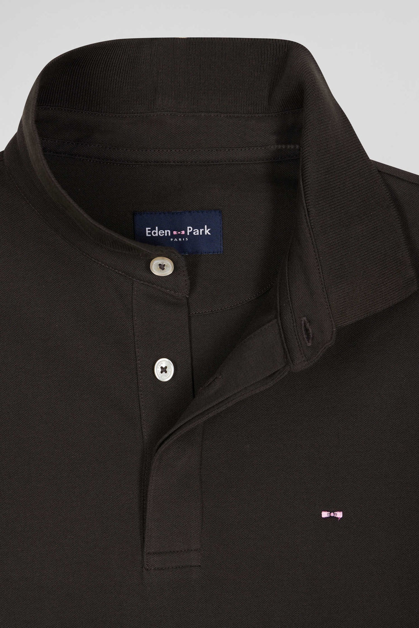 Slim brown short-sleeved cotton piqué polo shirt