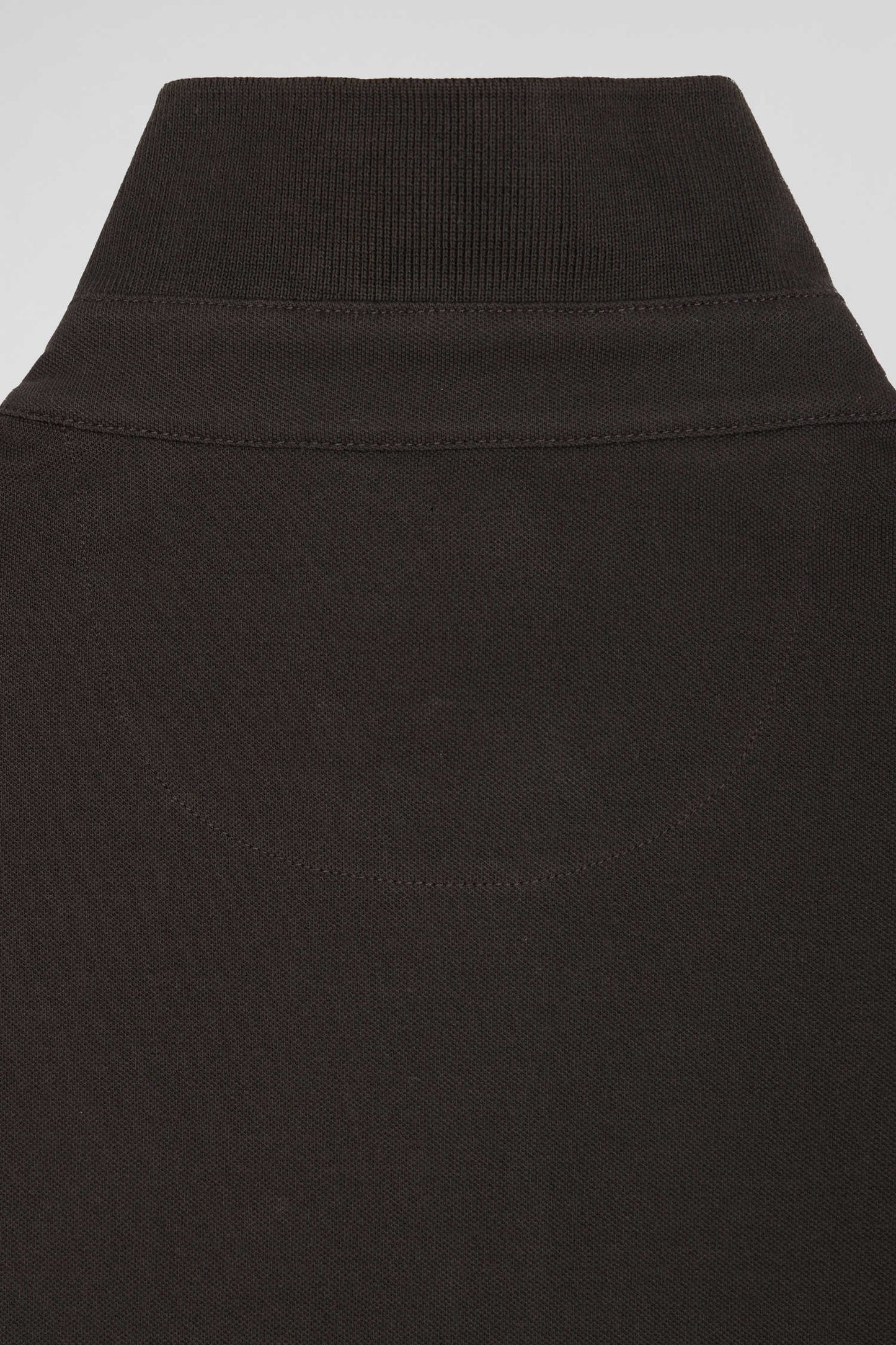 Slim brown short-sleeved cotton piqué polo shirt