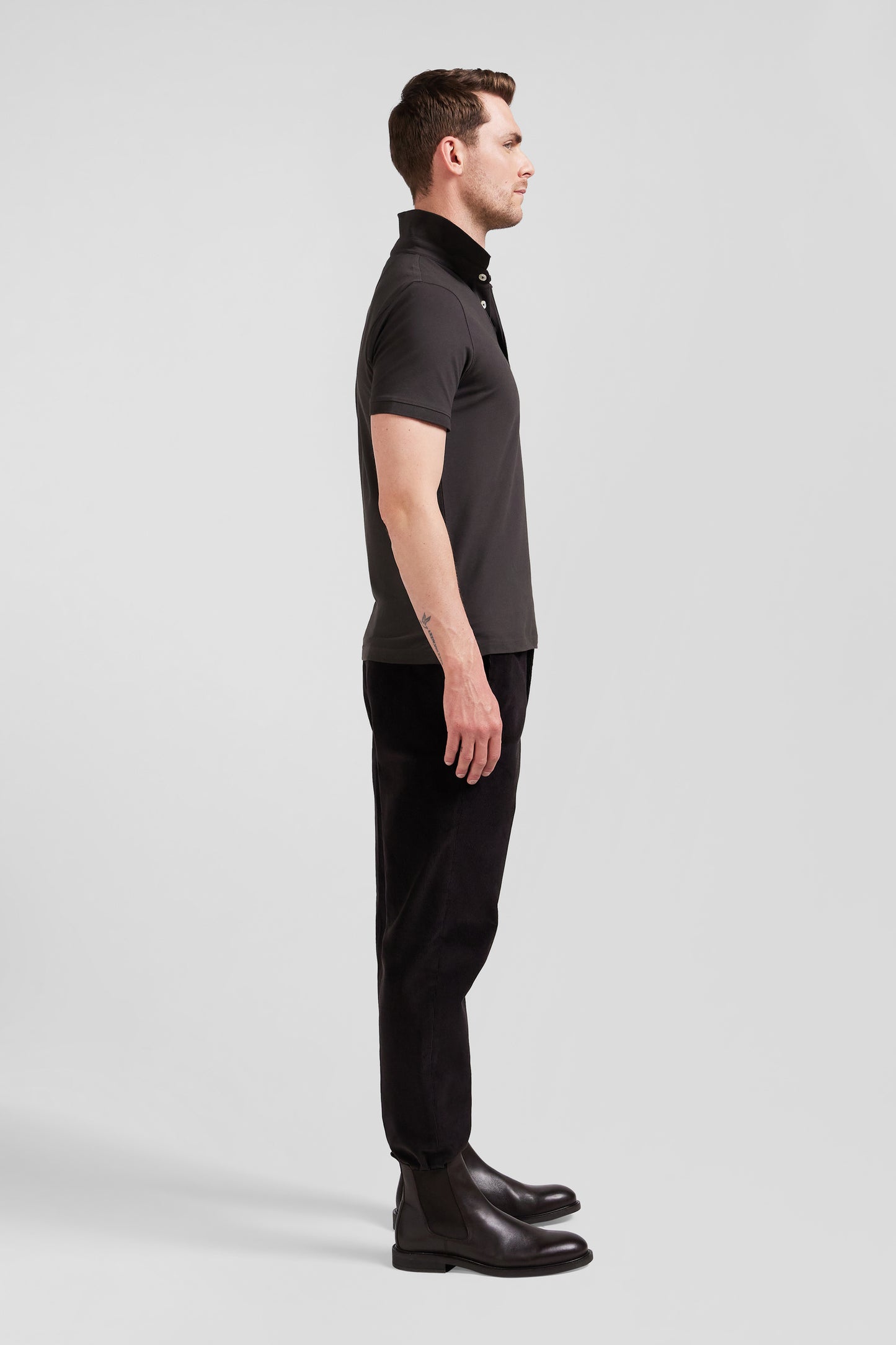 Slim brown short-sleeved cotton piqué polo shirt