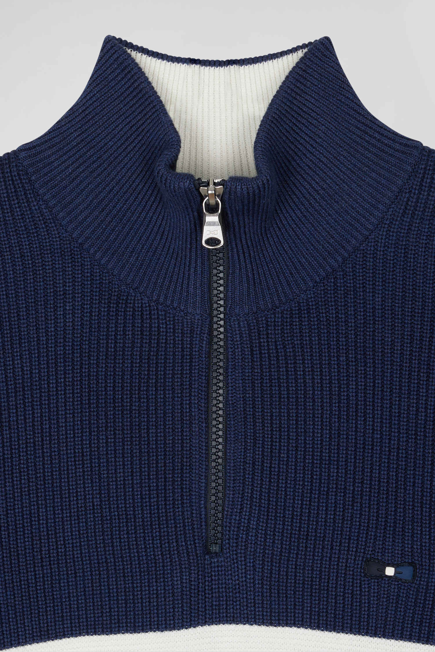 Pull col camionneur montant en coton bleu foncé à jeux de maille coupe Regular