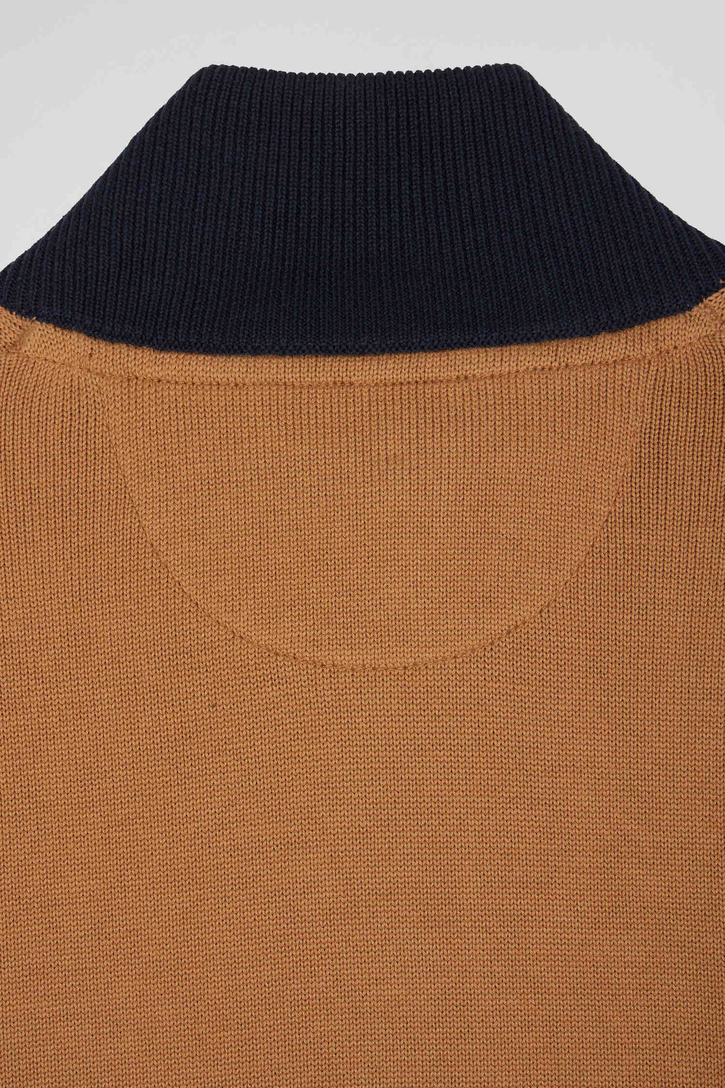 Pull col camionneur zippé colorblock en coton camel brodé coupe Regular