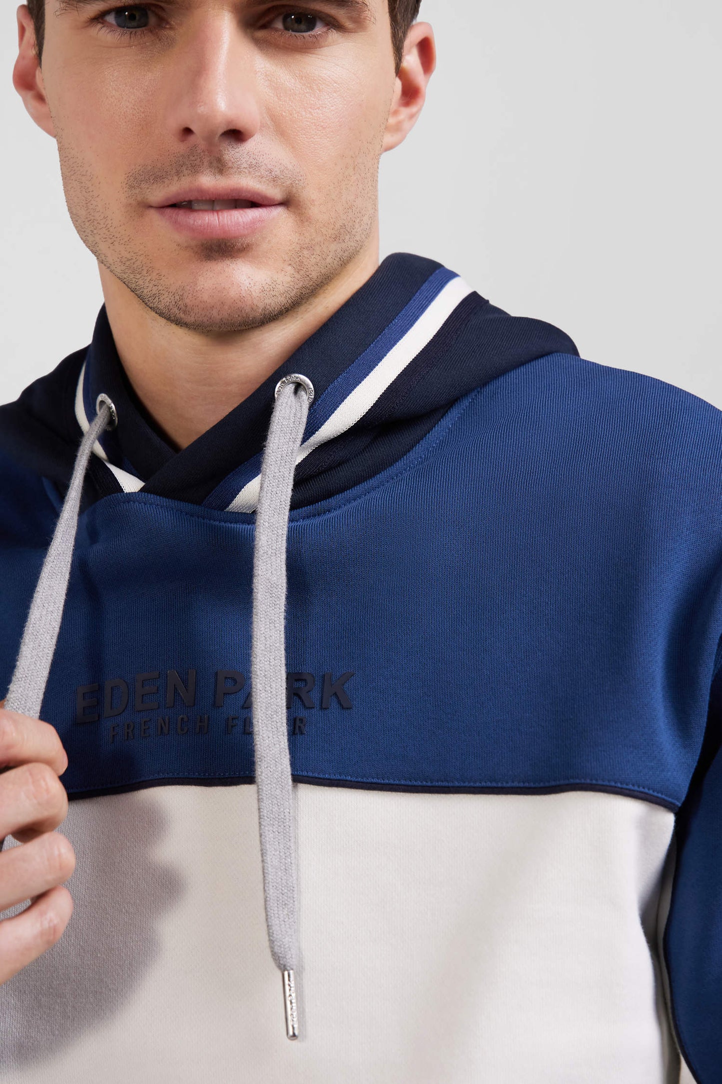 Sweatshirt à capuche tricolore en coton bleu foncé coupe Relaxed