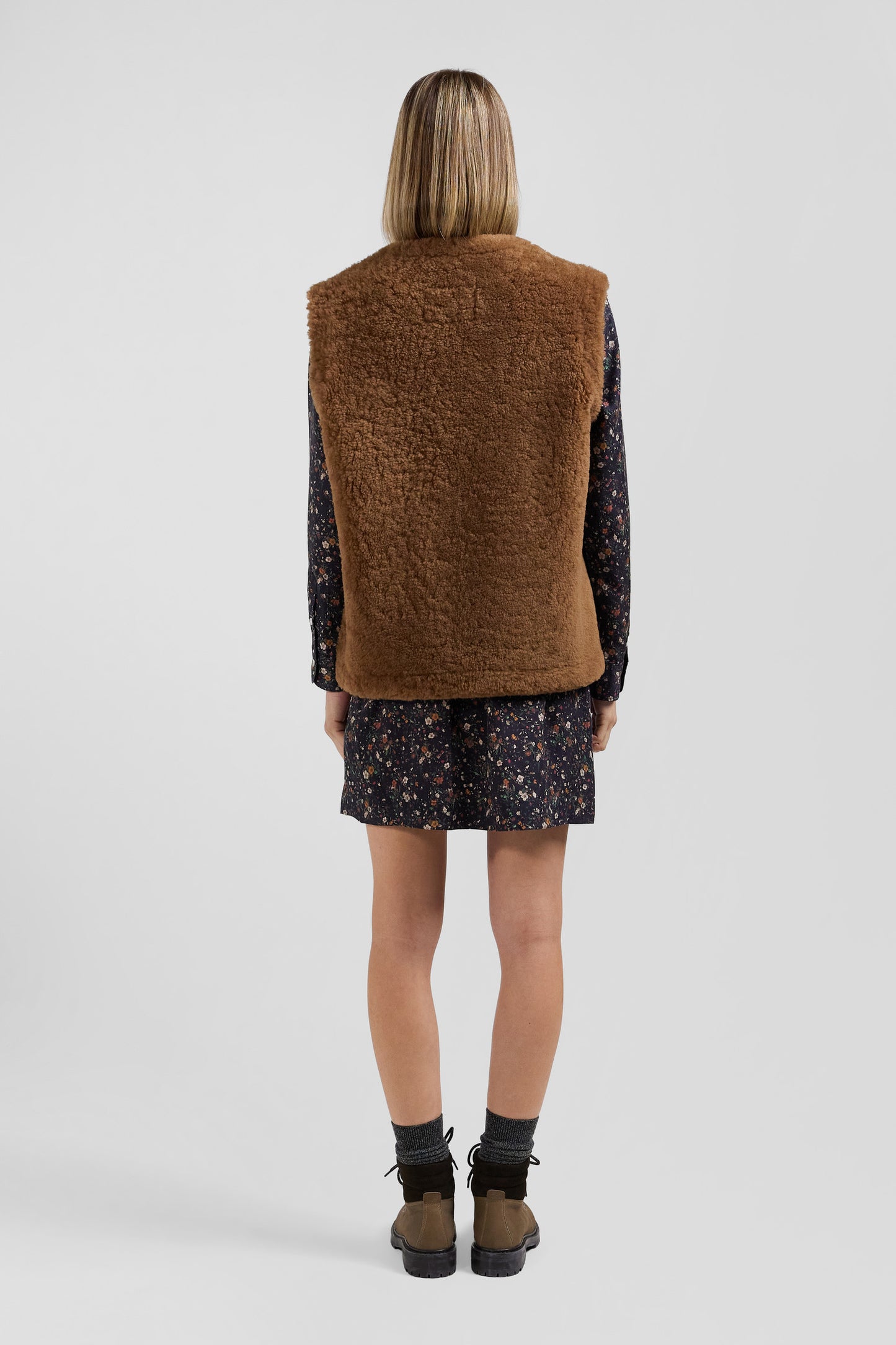 Sleeveless zip-up vest in hazelnut sheepskin Relaxed fit