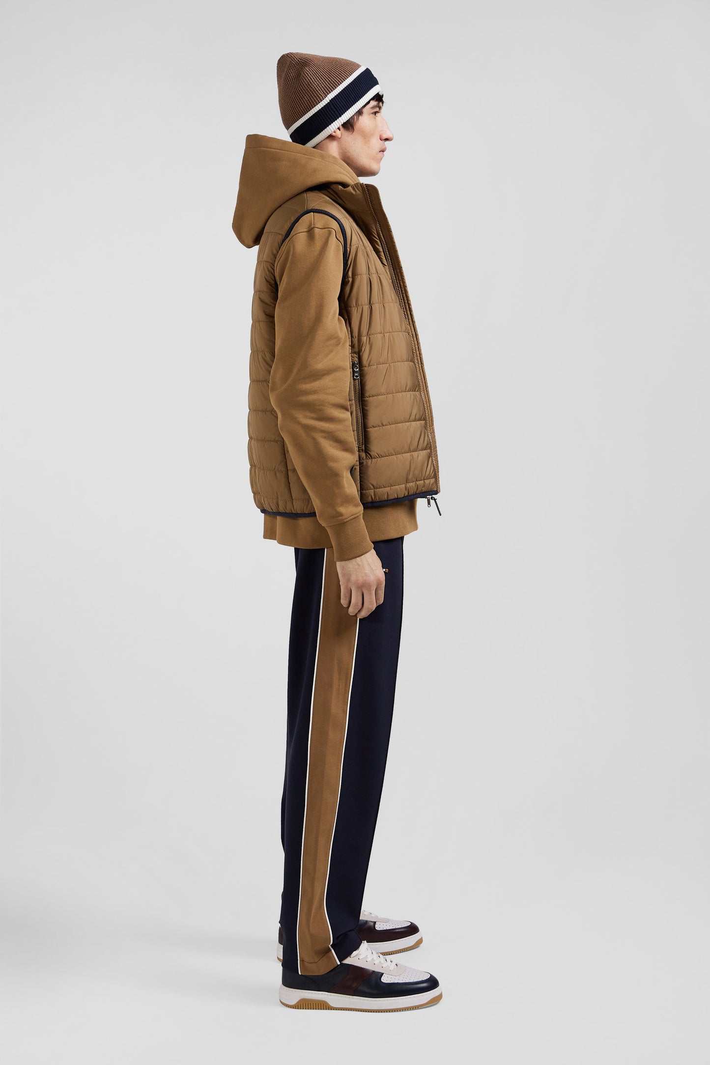 Sleeveless quilted down jacket with hazelnut stand-up collar