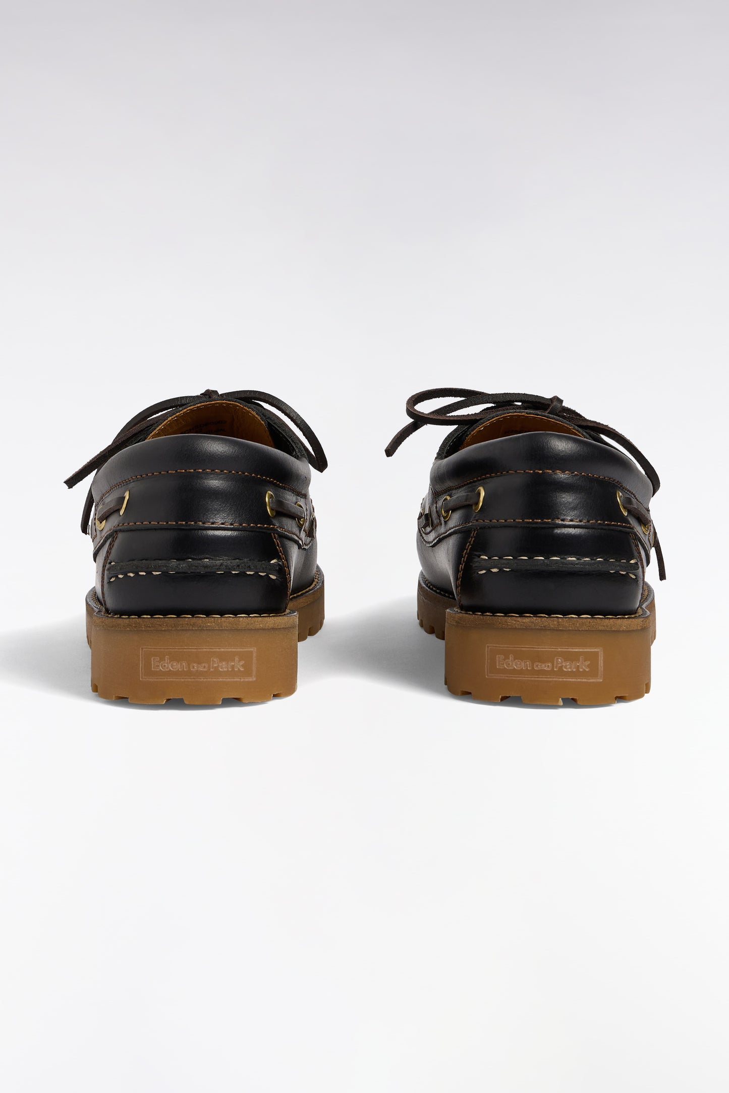 Chaussures bateau en cuir lisse noir semelles beige