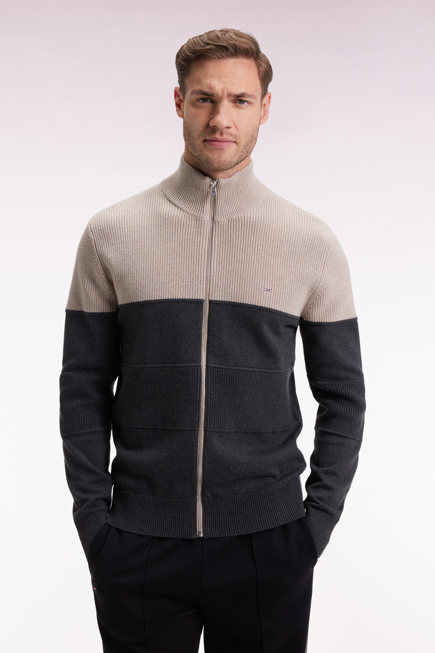 Cardigan zippé en coton bicolore beige et gris coupe droite