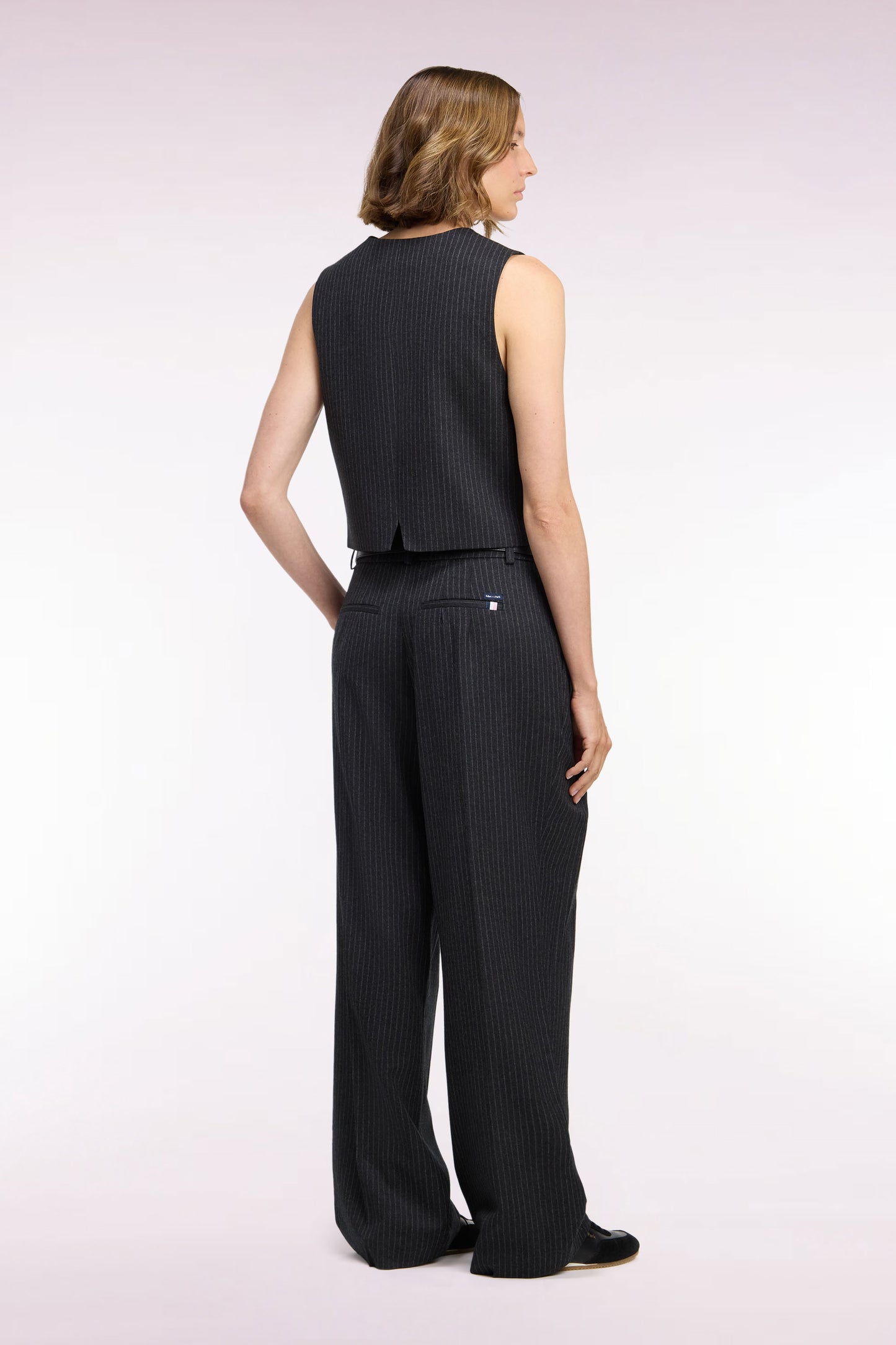 Pantalon tailleur en laine stretch noir rayé coupe droite