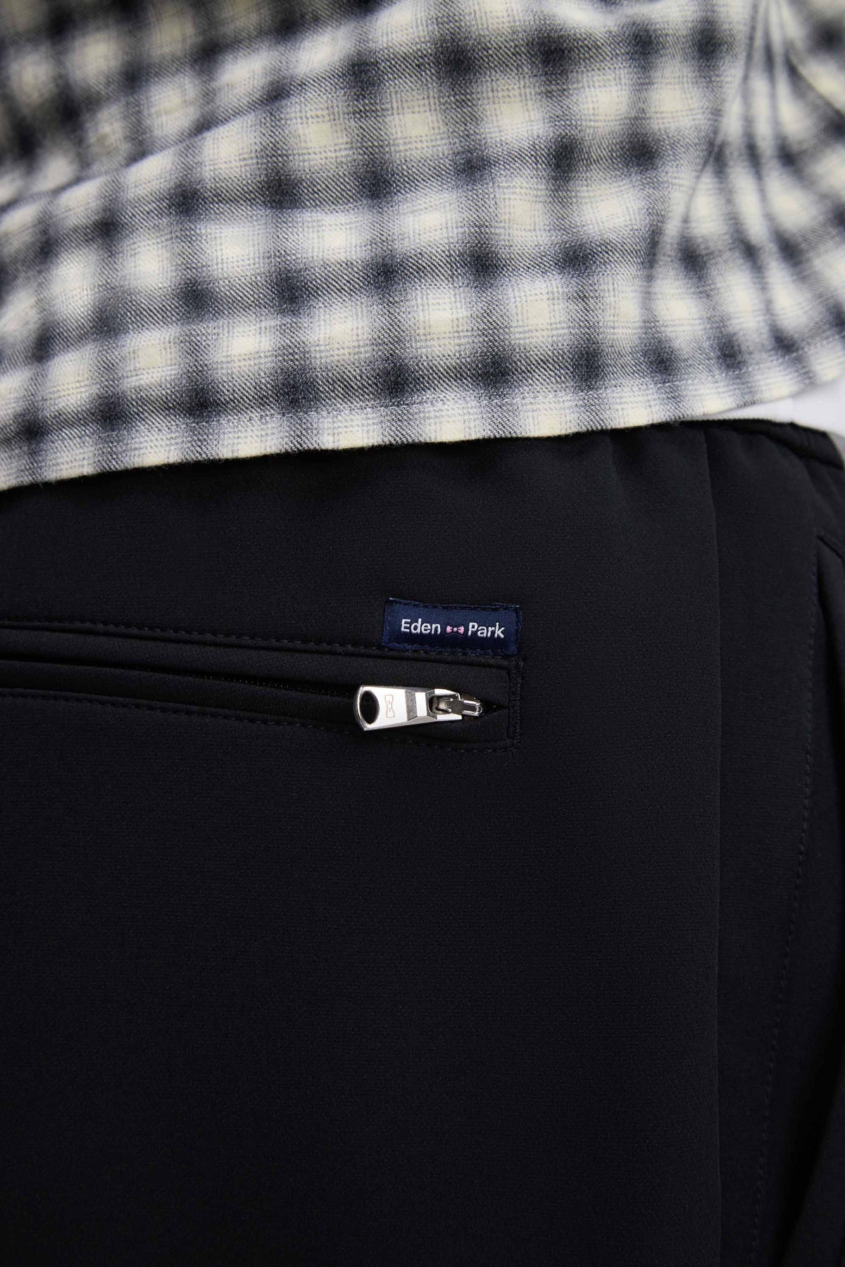 Pantalon à taille élastiquée en nylon stretch technique noir coupe Modern
