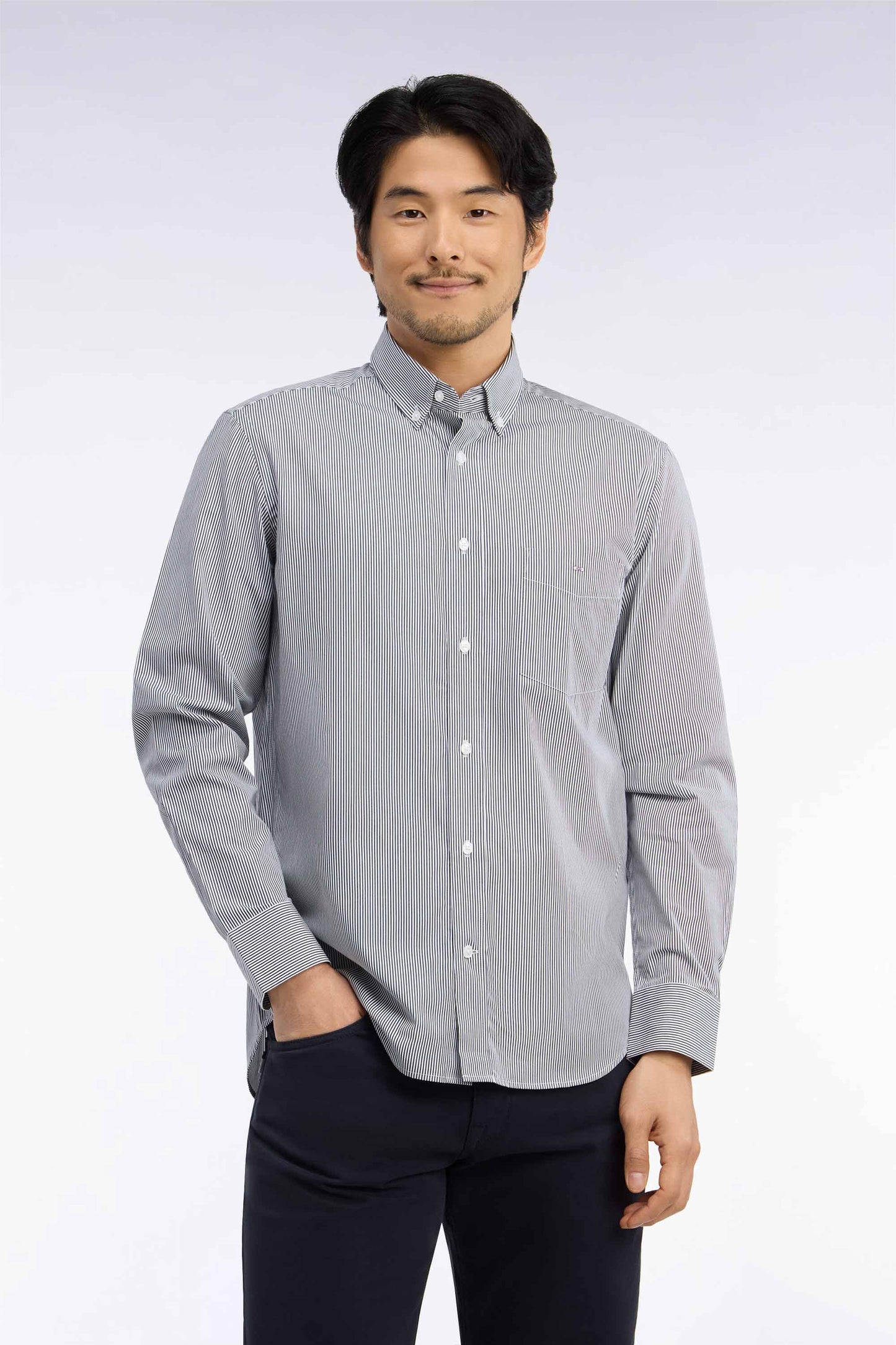 Chemise en coton blanc à fines rayures marine coupe droite