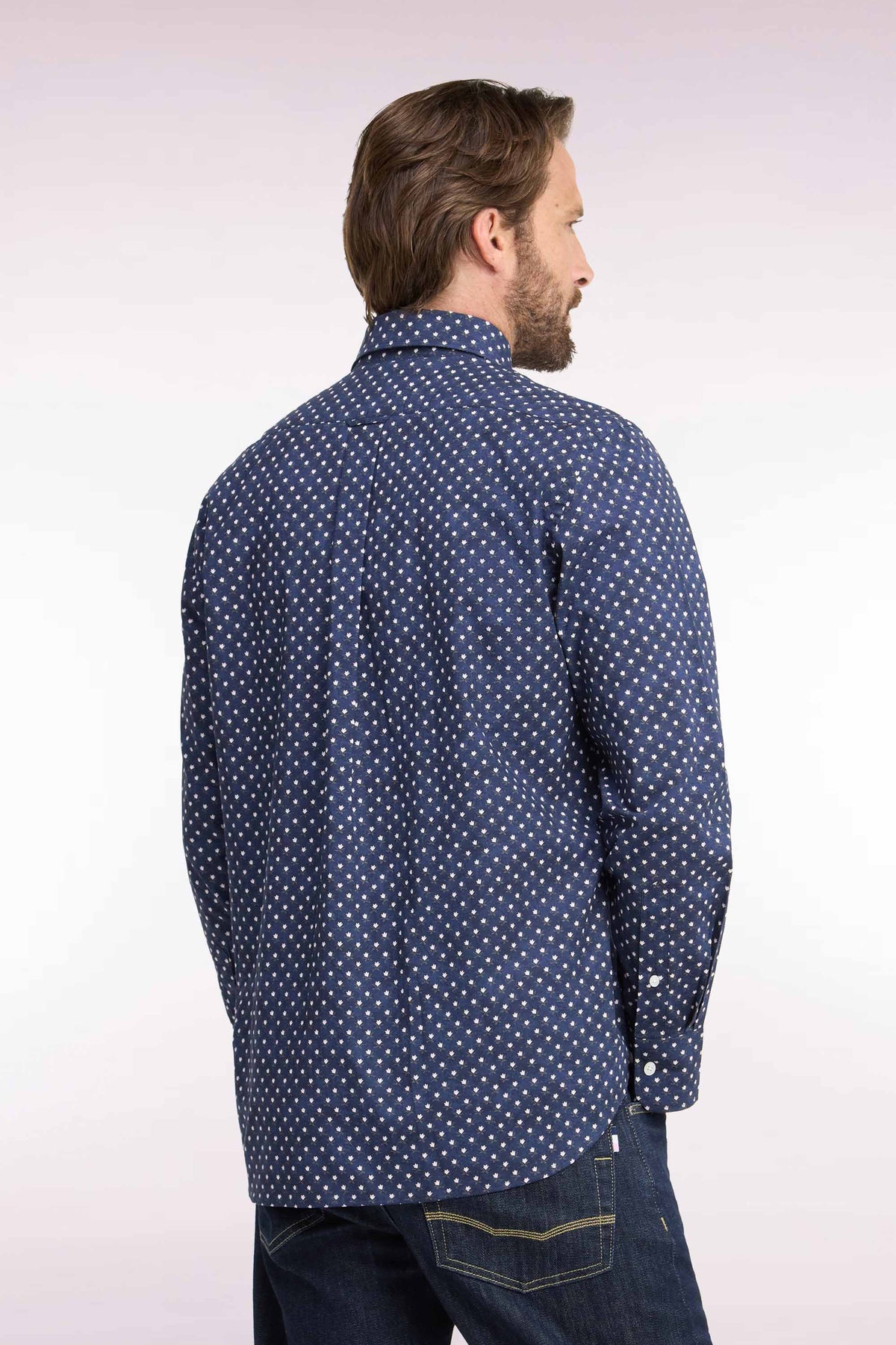 Chemise en coton marine à micromotifs fleurs blanches coupe droite