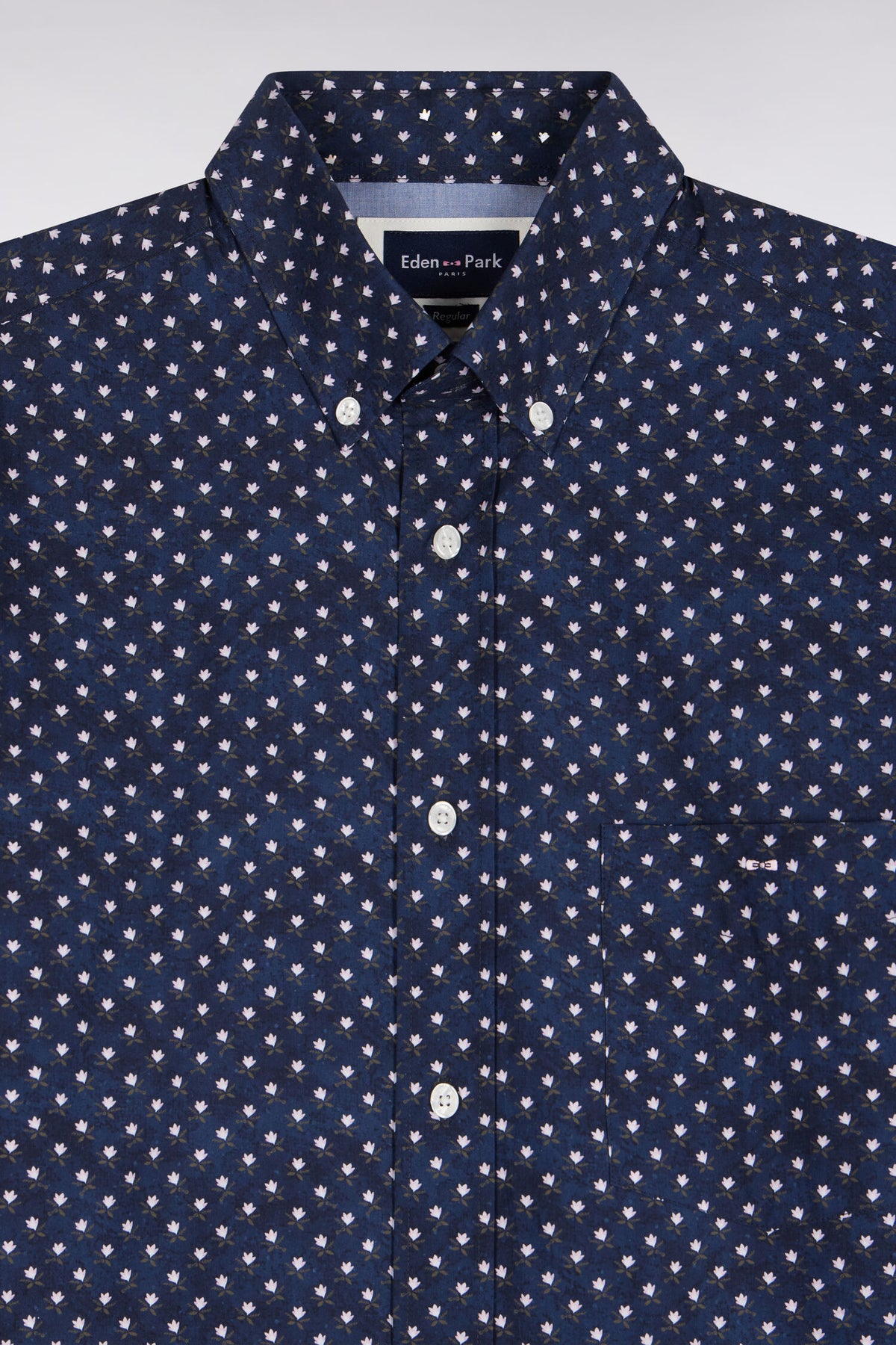 Chemise en coton marine à micromotifs fleurs blanches coupe droite