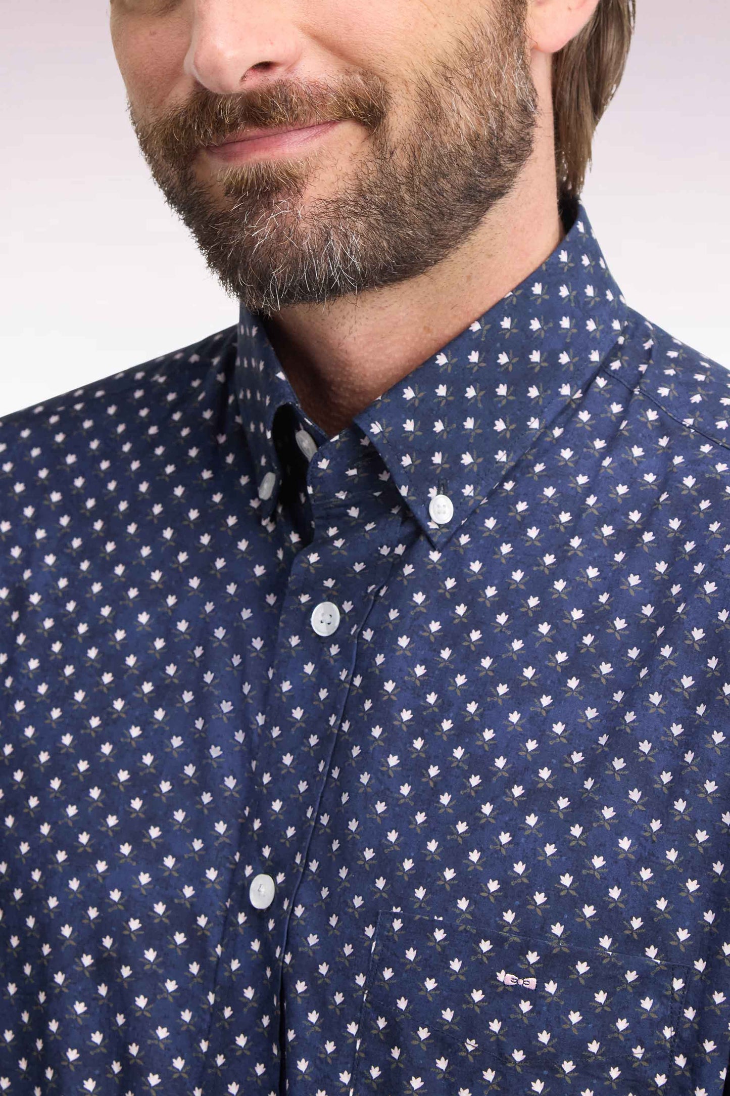 Chemise en coton marine à micromotifs fleurs blanches coupe droite