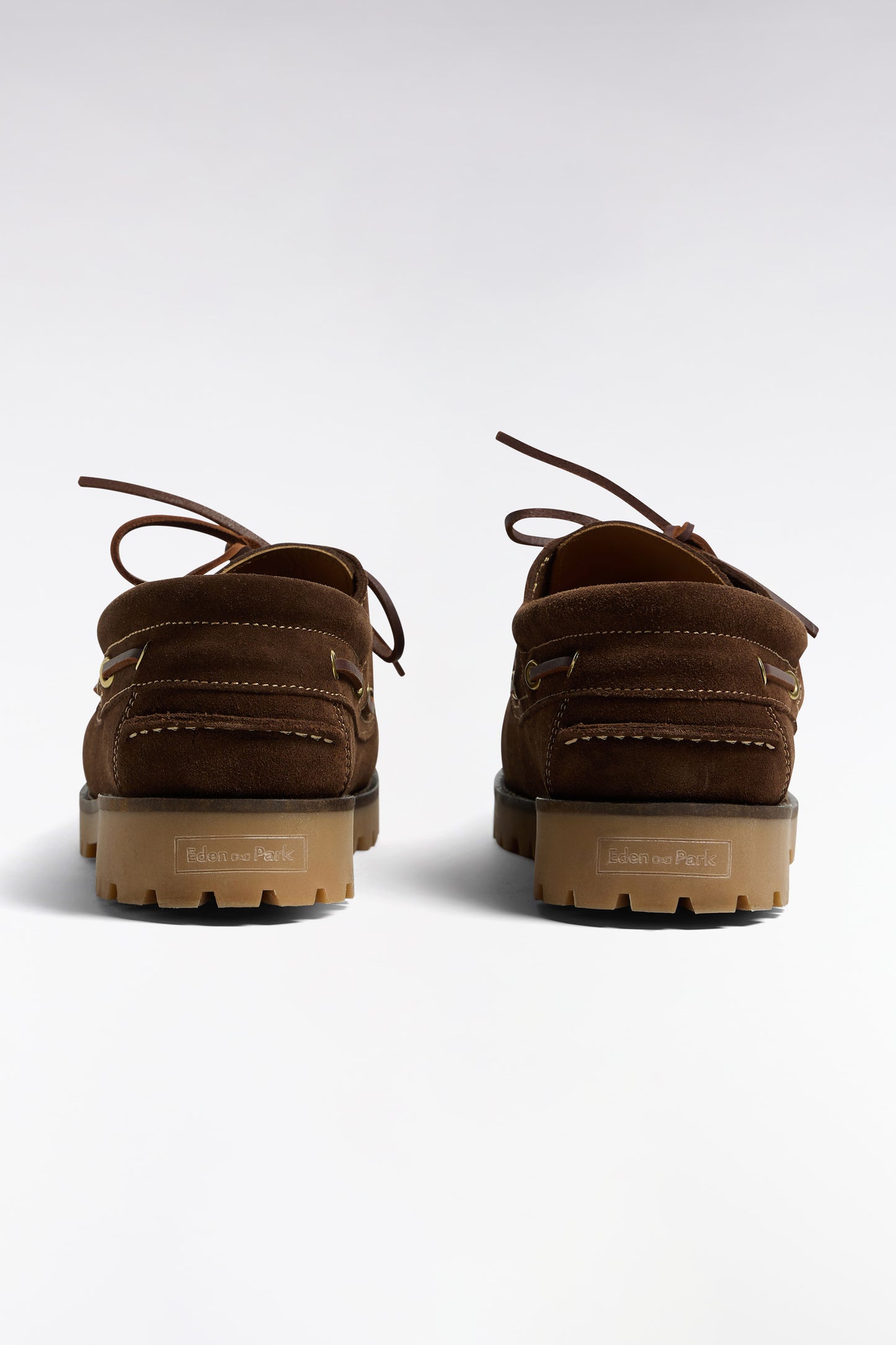 Chaussures bateau en cuir suédé marron