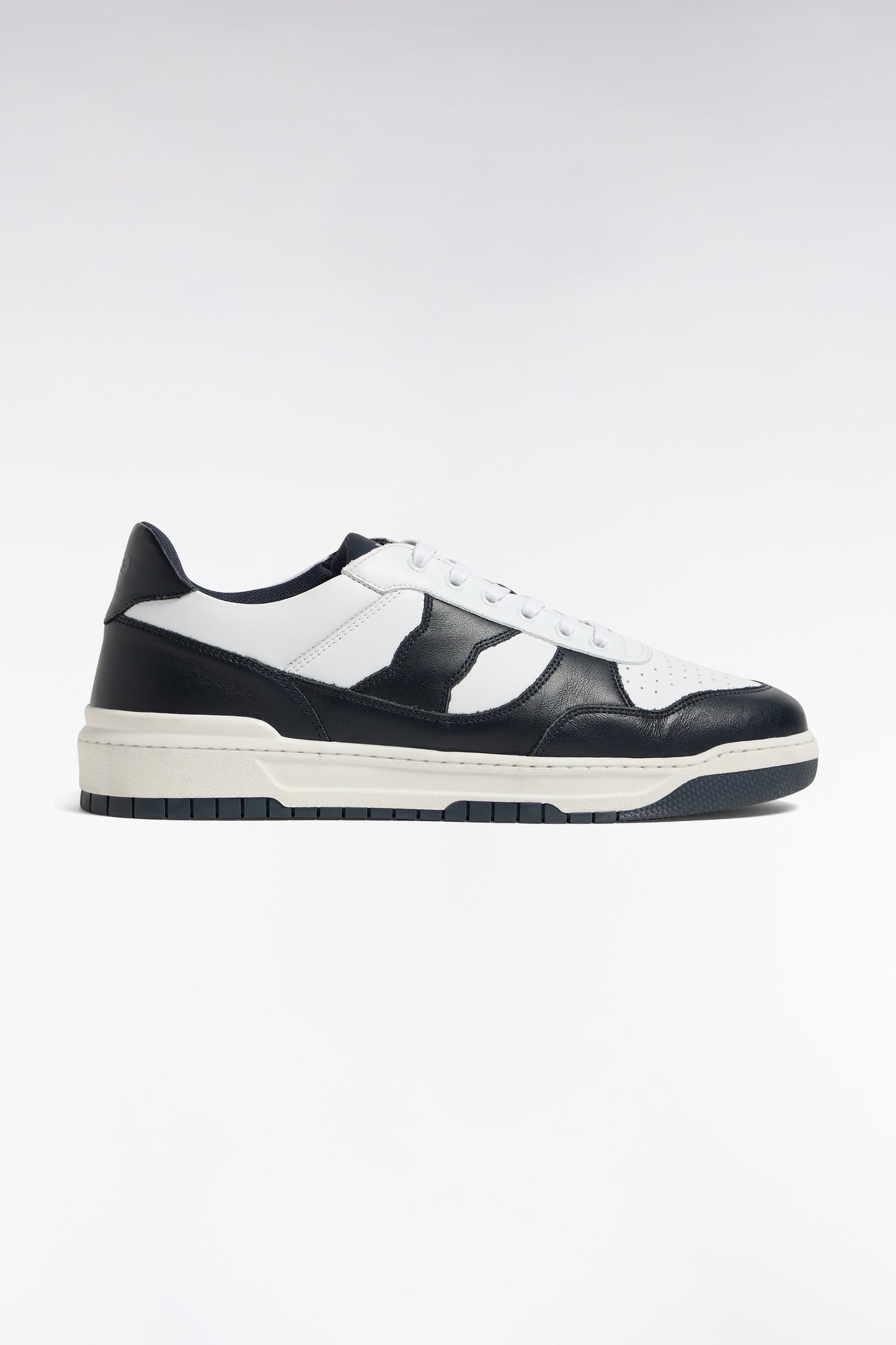 Baskets en cuir bicolore marine et blanches