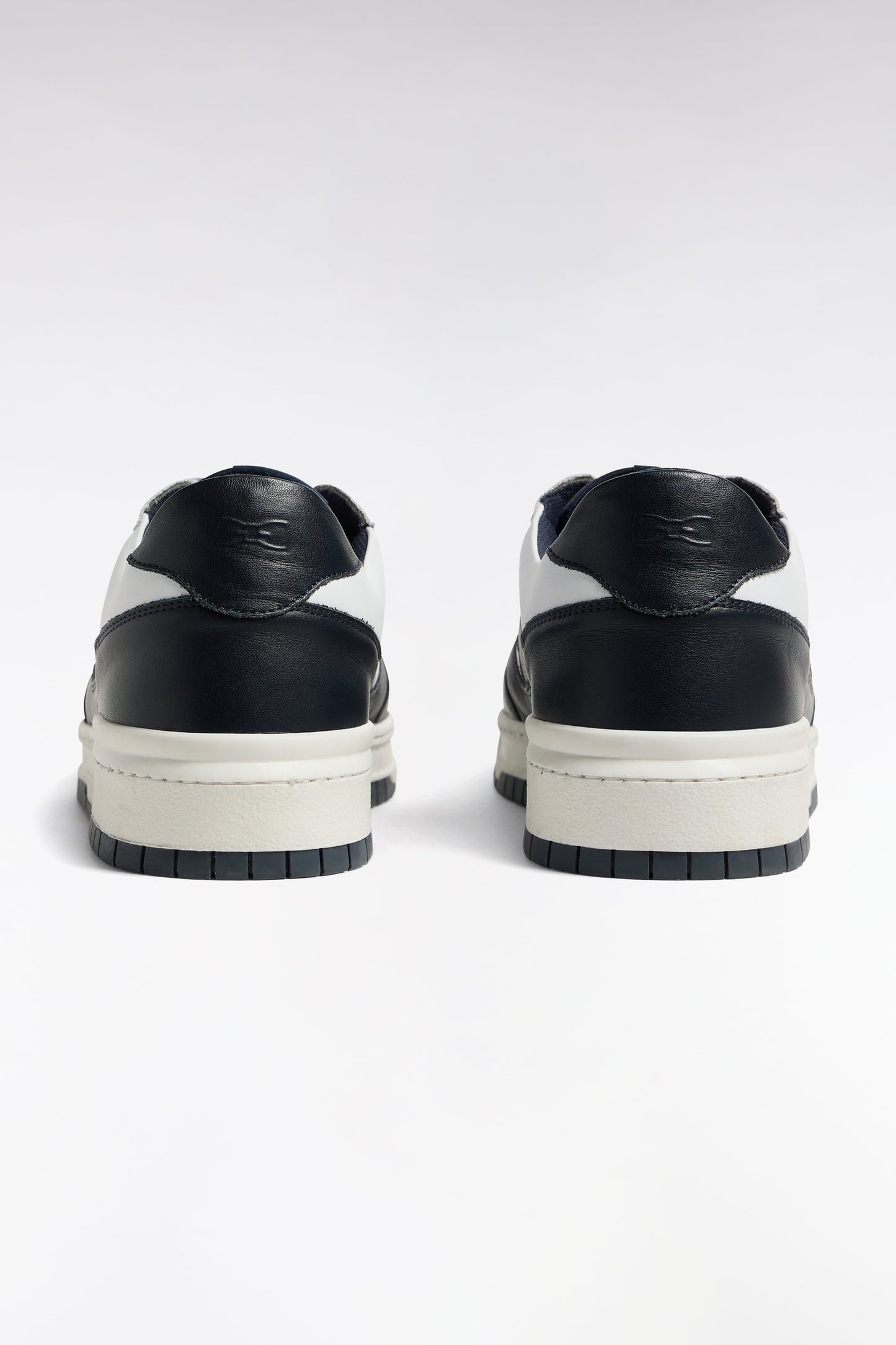 Baskets en cuir bicolore marine et blanches