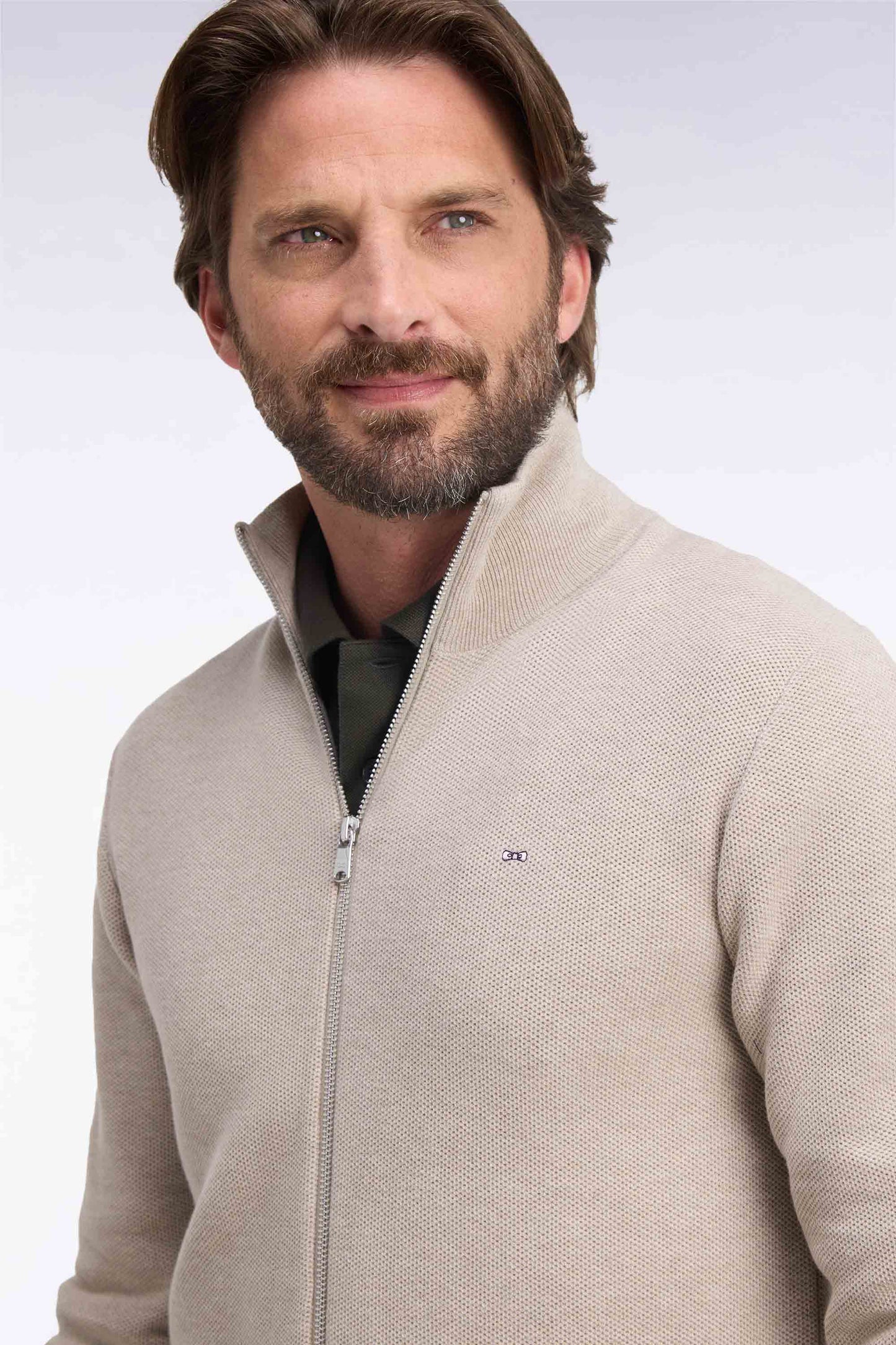 Cardigan zippé en coton beige coupe droite