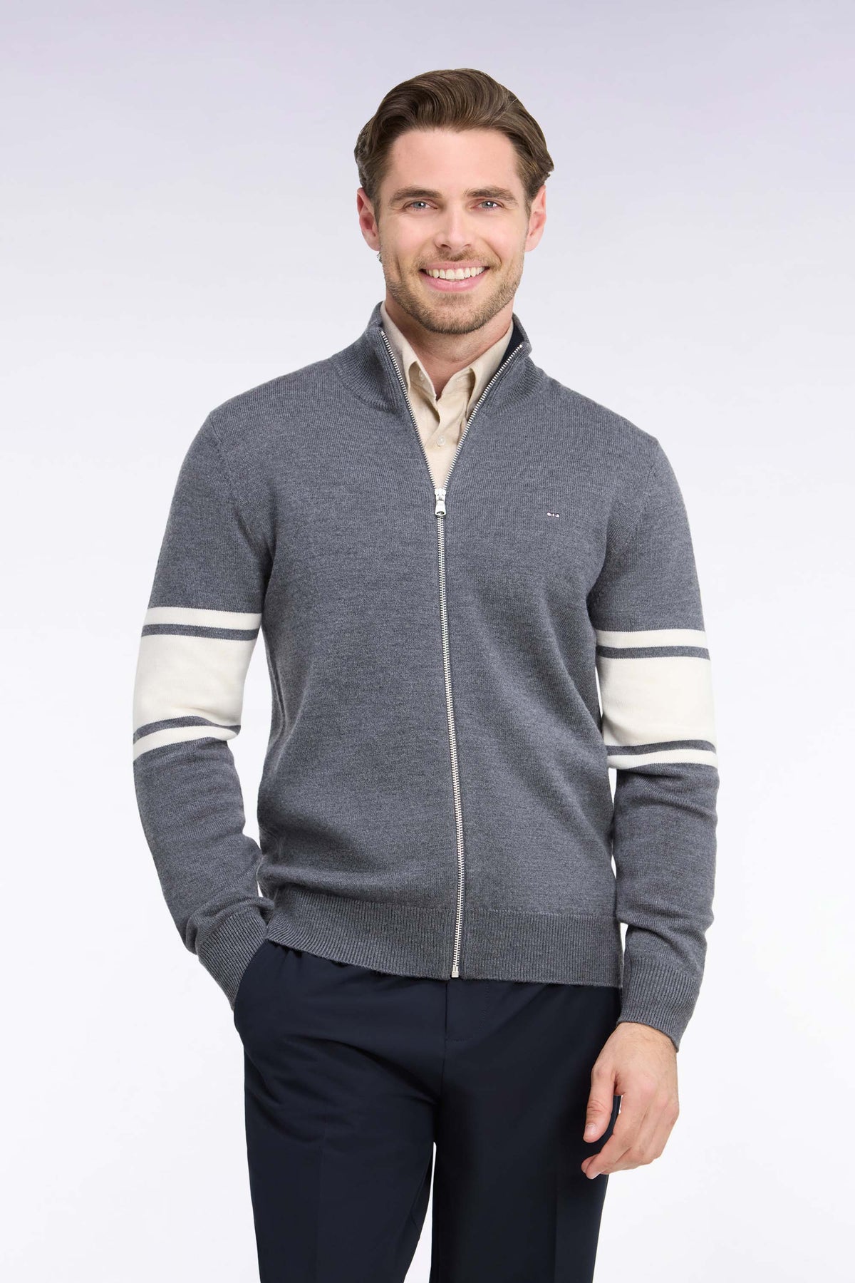 Cardigan zippé en laine mérinos gris à manches rayées coupe droite