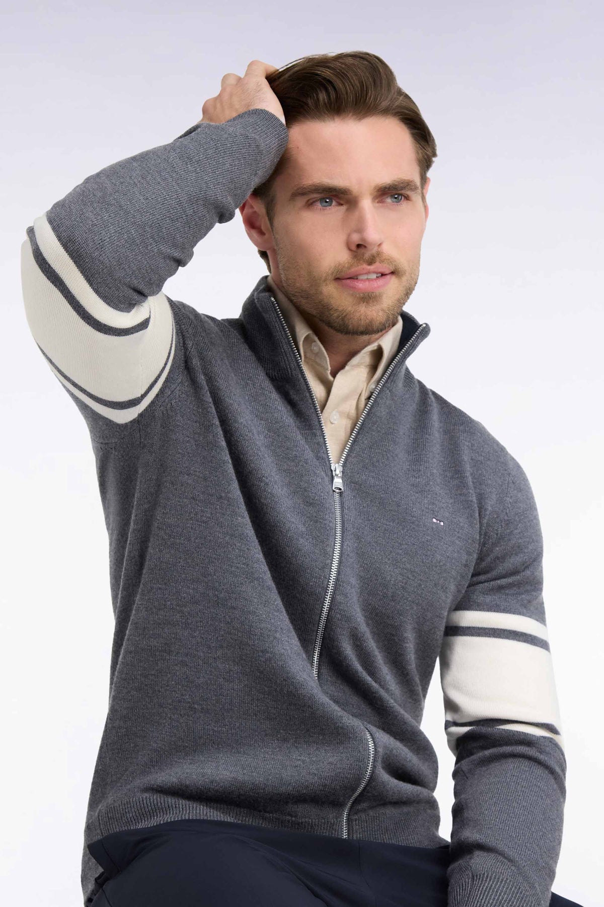 Cardigan zippé en laine mérinos gris à manches rayées coupe droite