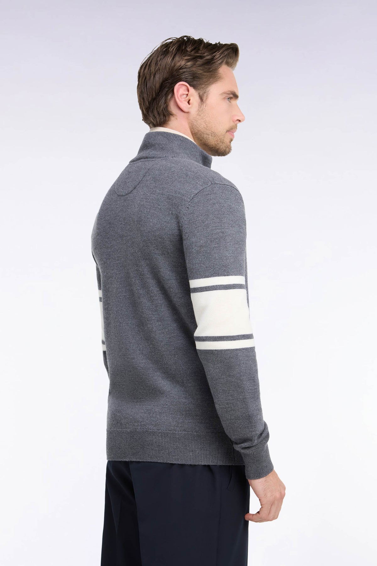 Cardigan zippé en laine mérinos gris à manches rayées coupe droite
