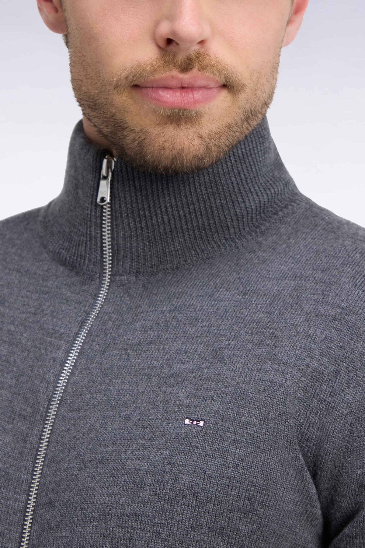 Cardigan zippé en laine mérinos gris à manches rayées coupe droite