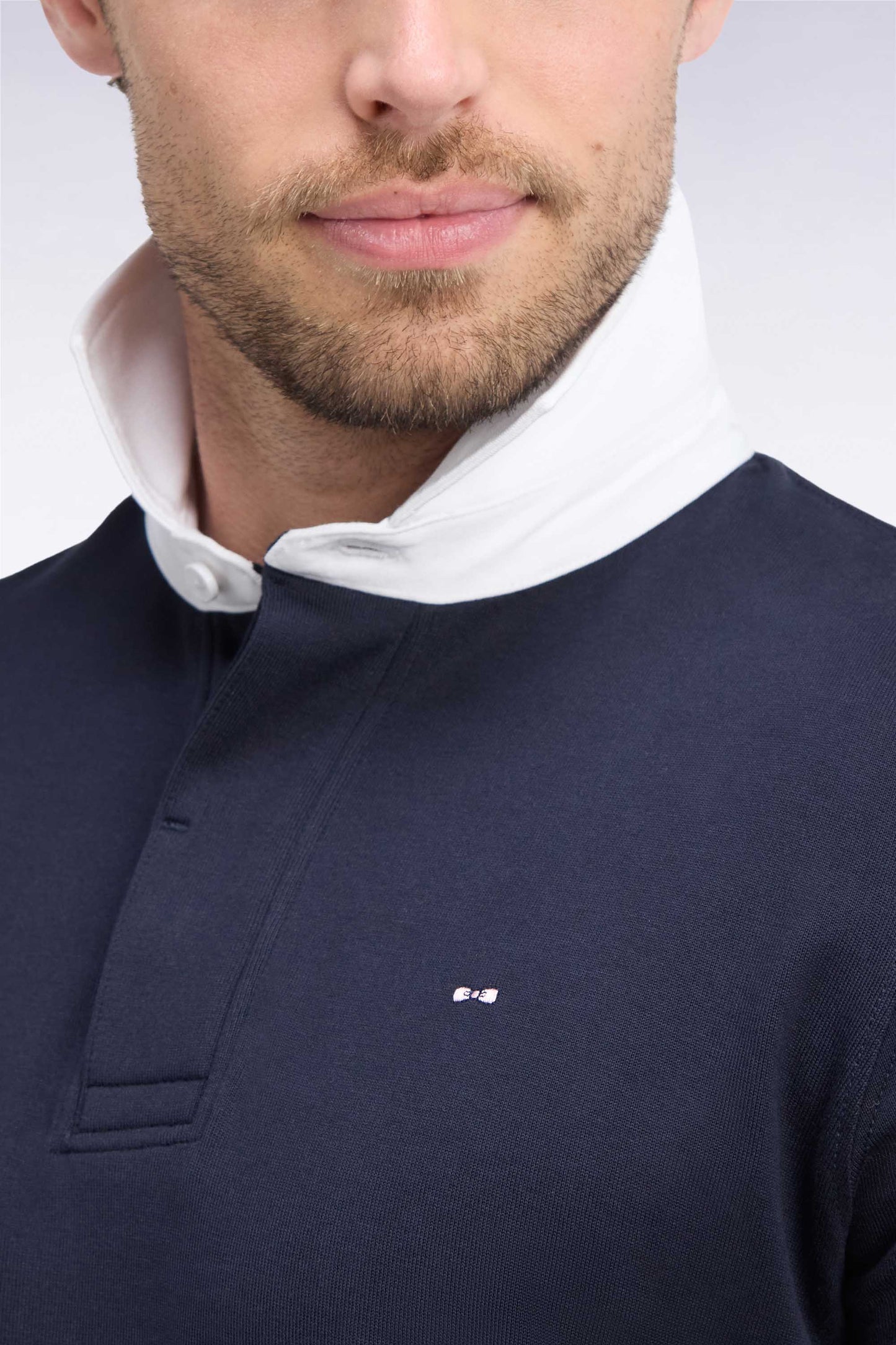 Maillot manches longues en coton Pima marine à col blanc coupe droite