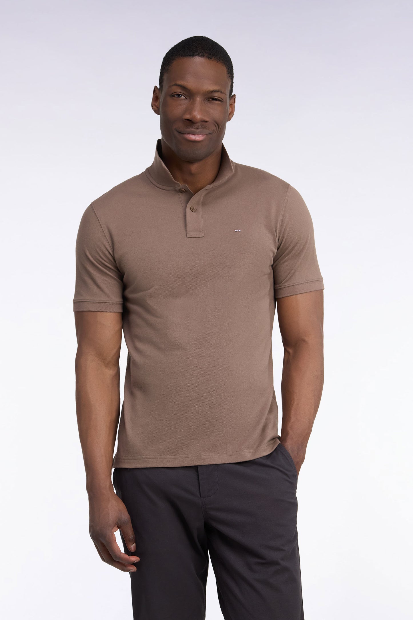 Polo manches courtes en coton Pima marron coupe droite