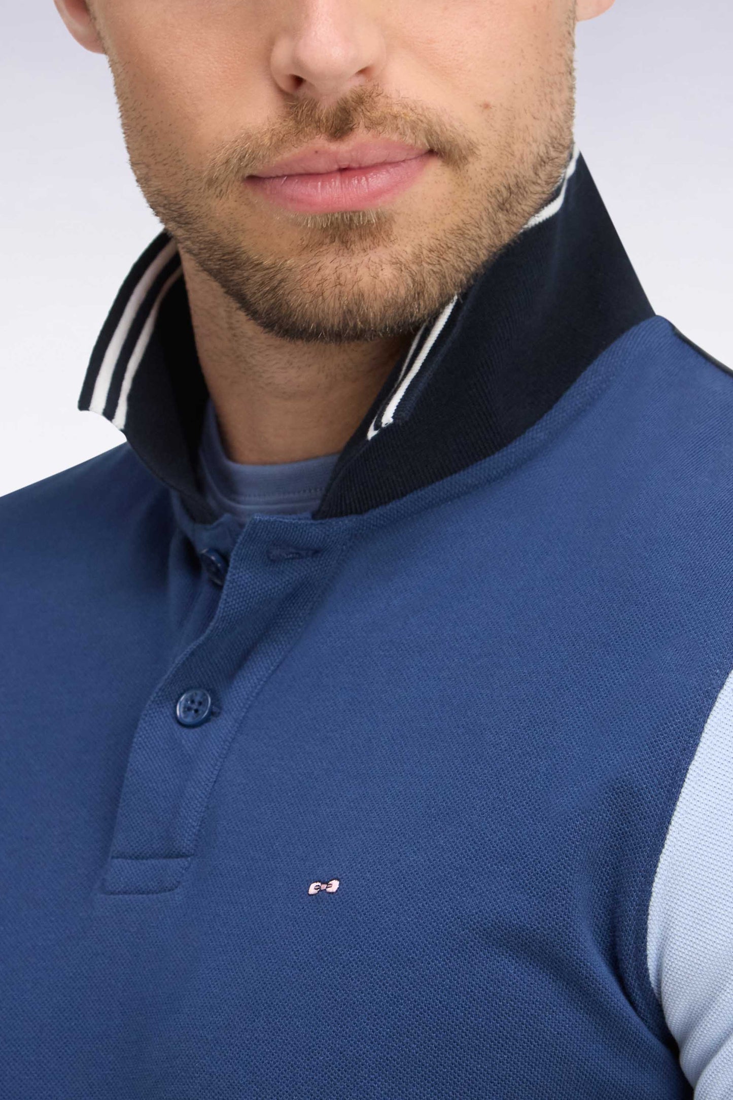 Polo manches courtes en coton tricolore bleu coupe droite