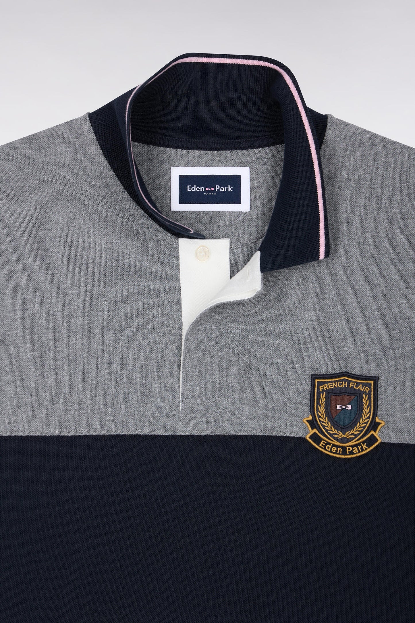 Polo manches courtes en coton gris à découpes et écusson coupe droite