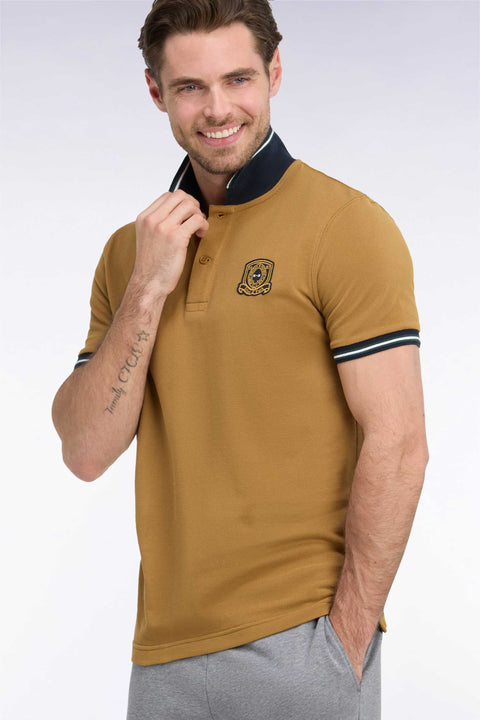 Polo manches courtes en piqué de coton peigné camel à écusson coupe droite - Image 1