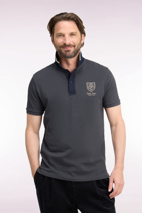 Polo manches courtes en coton gris foncé à écusson coupe droite - Image 3