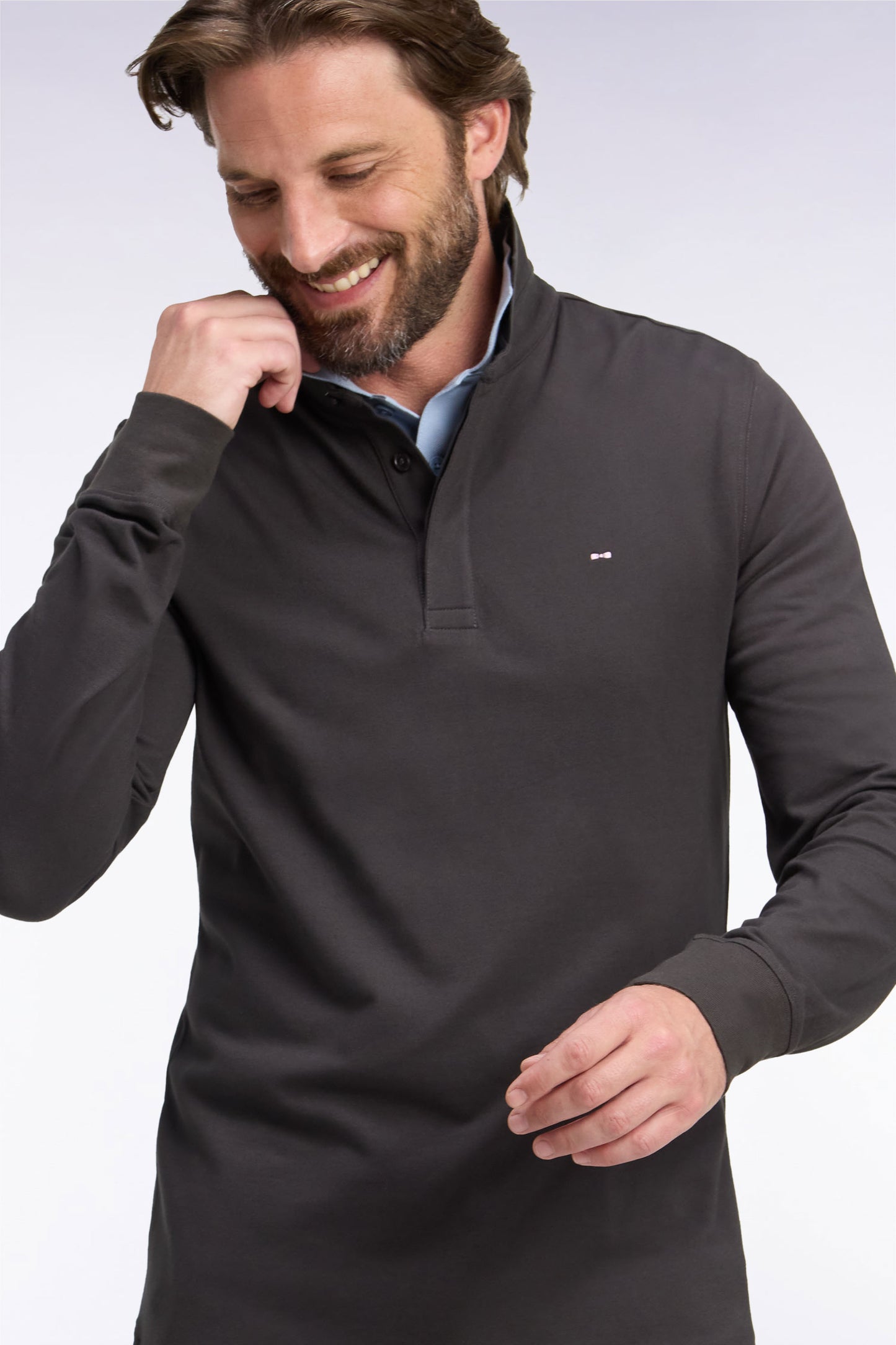 Polo manches longues en coton stretch marron coupe ajustée